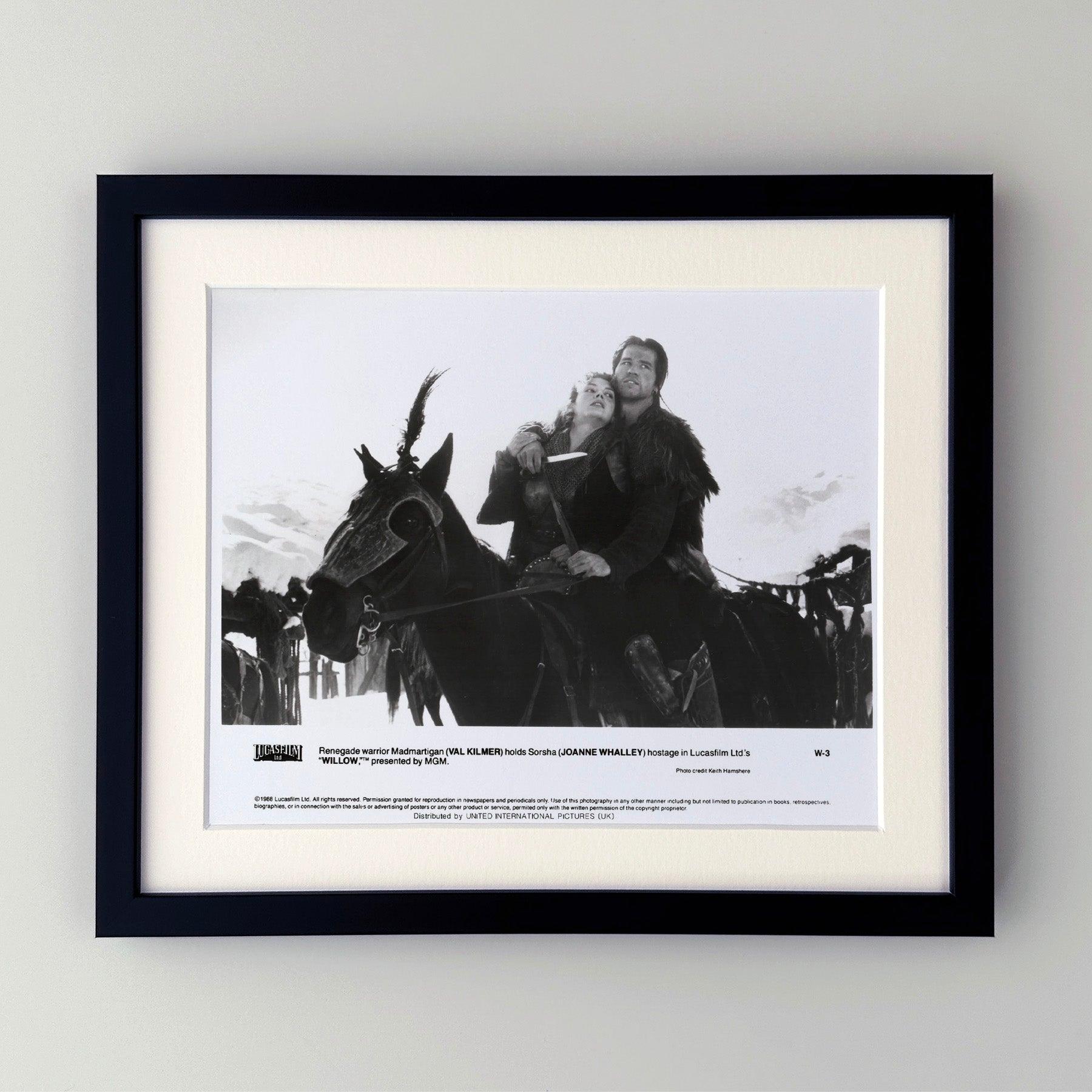 Fotogramma pubblicitario originale 8x10 pollici per Willow (1988) con Val Kilmer, Joann Whalley e Ron Davis e diretto da Howard.

Le foto pubblicitarie (film/produzione) sono state create per aiutare gli studios a promuovere i loro nuovi film. Le