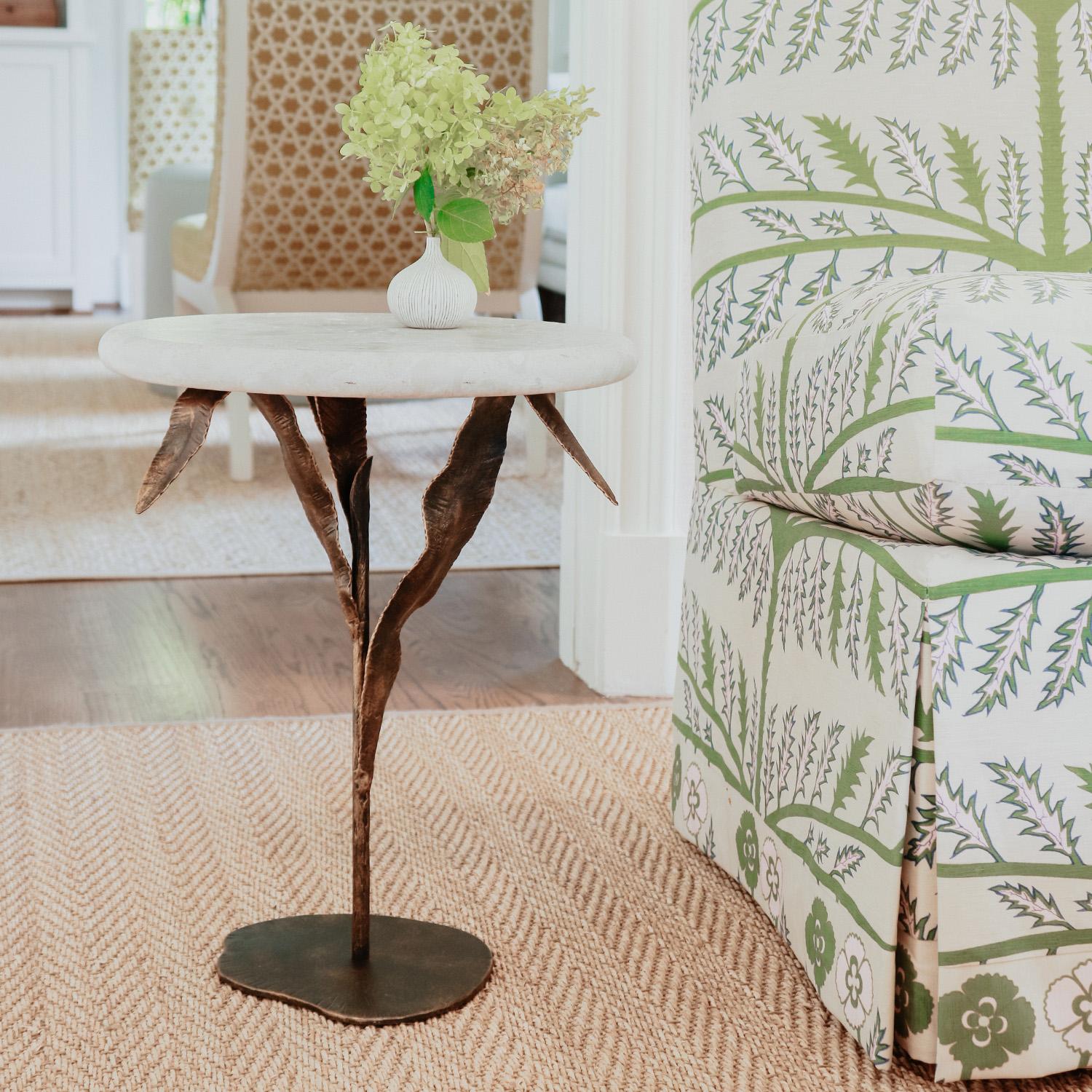Verleihen Sie Ihrem eleganten Interieur die bezaubernde Präsenz des Willow Accent Table, der von erfahrenen Kunsthandwerkern sorgfältig hergestellt wird. Dieses vielseitige Stück kann neben einem Sessel oder Sofa, in einem Foyer oder überall dort