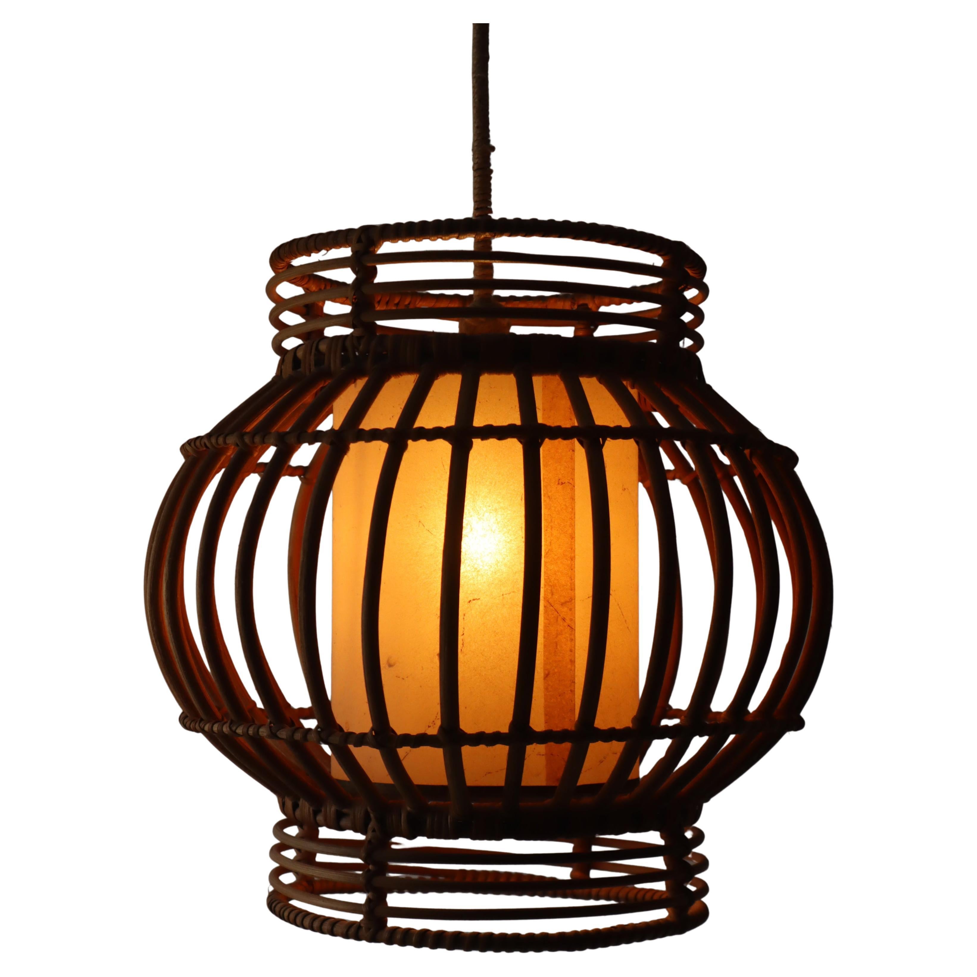 Questa plafoniera marrone è originariamente realizzata a mano in salice e vimini, il che la rende unica rispetto a tutte le altre plafoniere. Si tratta di una lampada molto decorativa che dà un effetto di luce proiettata dal legno speciale che
