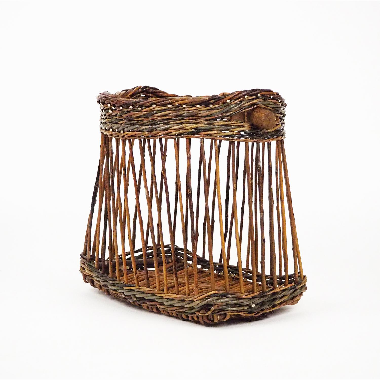 Niche is a basket made from willows harvested in Vicenza area, Italy.
Mario Brocchi is the maker who grows and weaving this natural material, extremely as flexible when it's wet as very durable and hard when dried.

This basket has a special