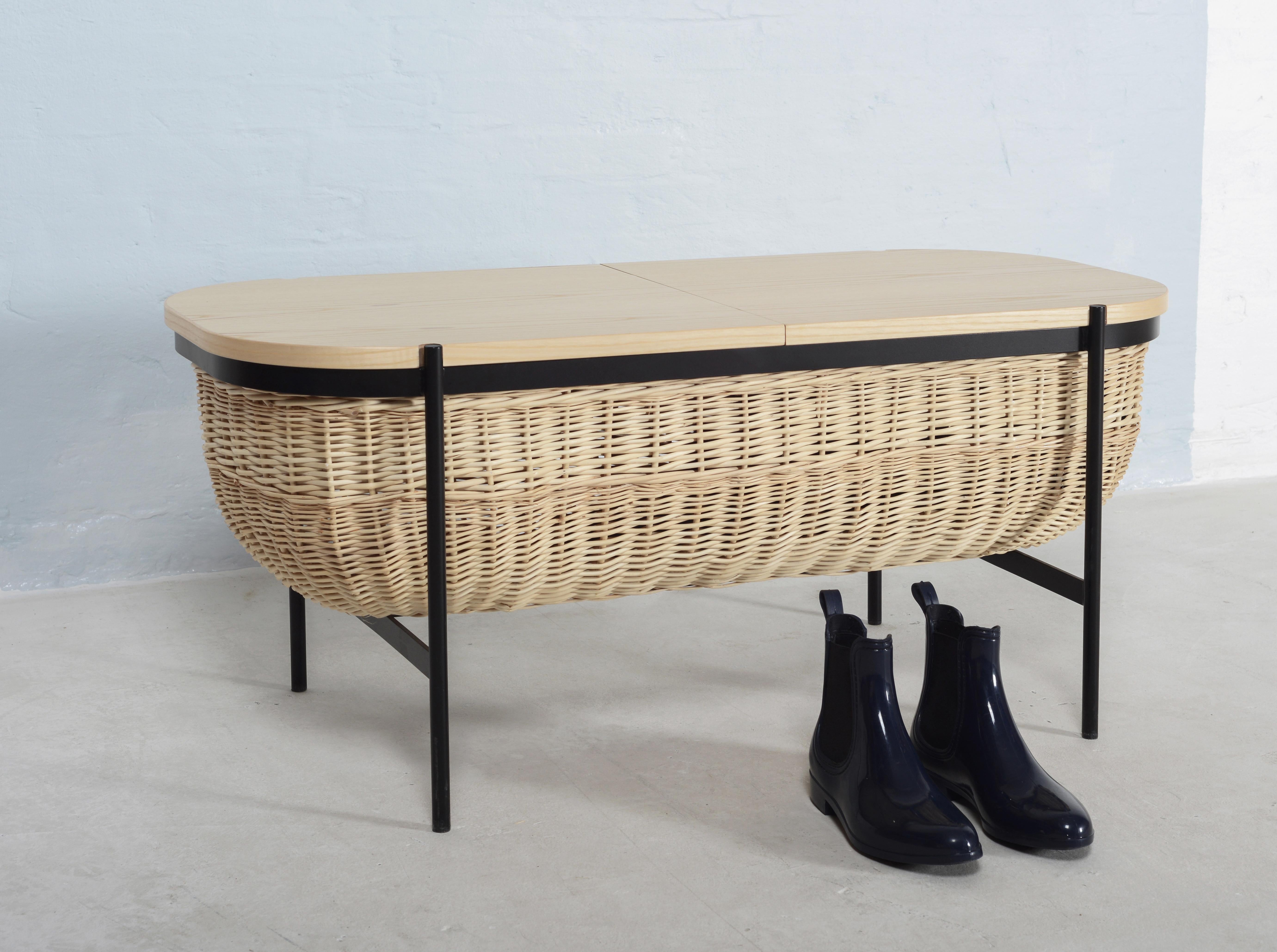 Panchina Willow di OK Design
Dimensioni: P 45 x L 100 x H 44 cm.
Materiali: Metallo verniciato a polvere, vimini di salice, MDF con impiallacciatura di frassino.

Disponibile con cornice nera o bianca. Contattateci.

Una sottile combinazione di