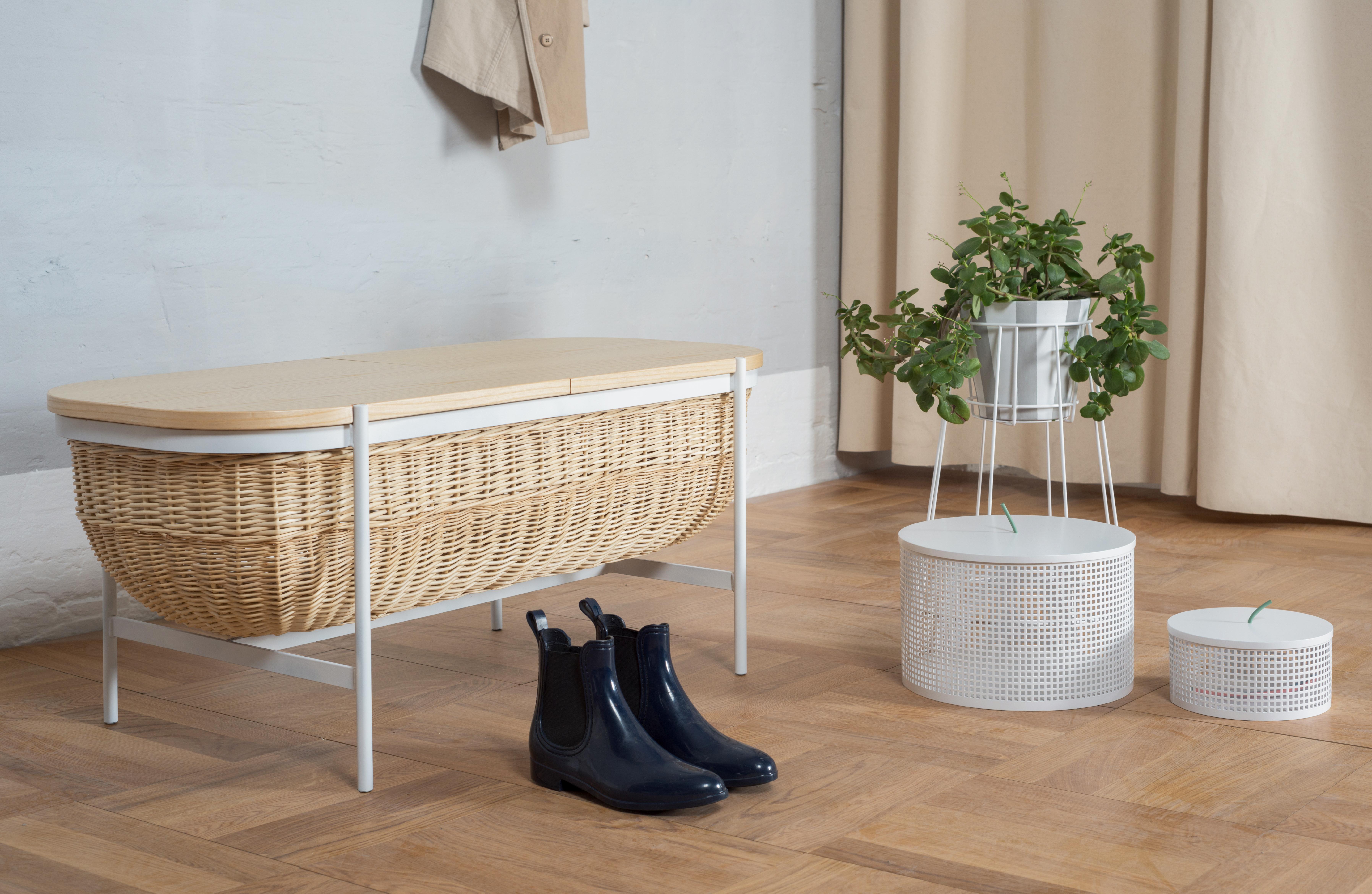 Banc Willow de OK Design/One
Dimensions : D 45 x L 100 x H 44 cm.
MATERIAL : Métal revêtu de poudre, osier de saule, MDF avec placage de frêne.

Disponible avec un cadre noir ou blanc. Veuillez nous contacter.

Une combinaison subtile d'une
