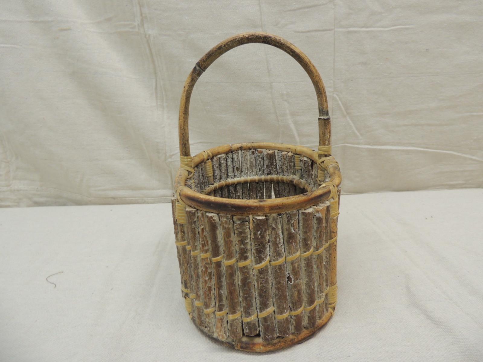 Willow oval decorative basket with handle.
Size: 7