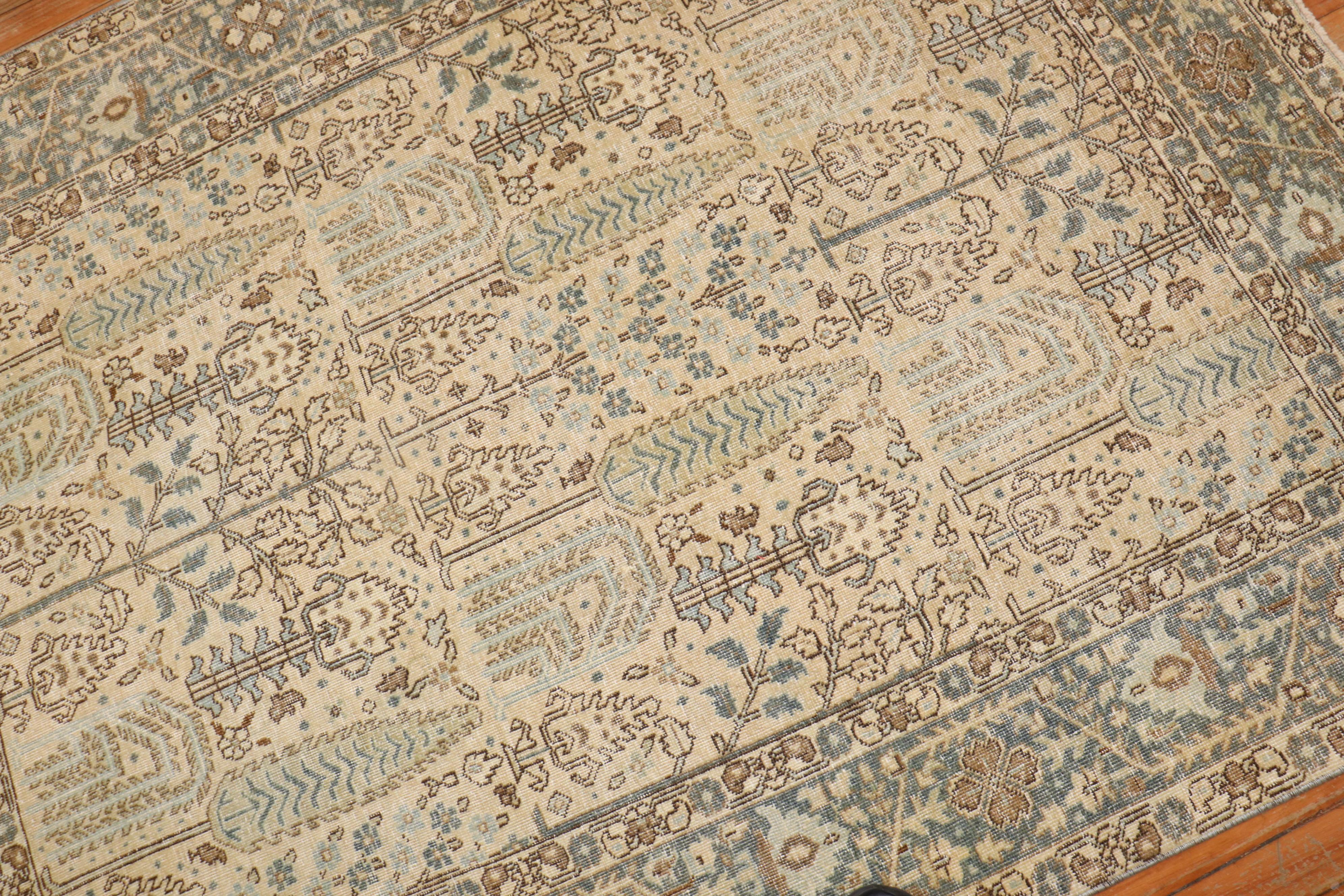 2. Quartal des Jahrhunderts  Persischer Täbriz-Teppich mit einem weinenden Lebensbaum auf einem neutralen Feld

Maße: 4'7