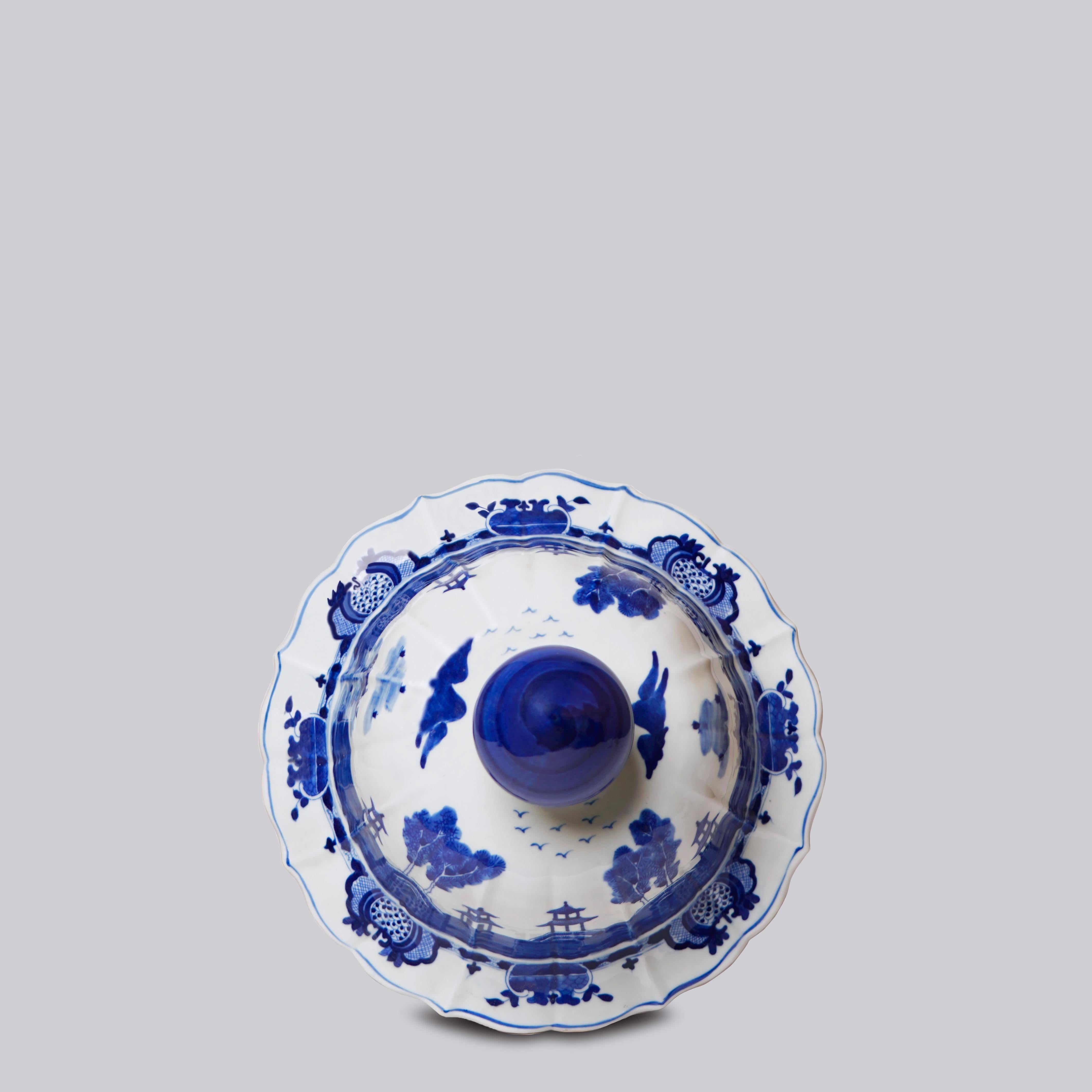 Chinese Willow Ware Blue and White Porcelain Ribbed Temple Jar For Sale