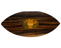 Teedose aus Weidenholz mit eingelegtem Intarsienmedaillon in der Mitte, signiert vom Hersteller