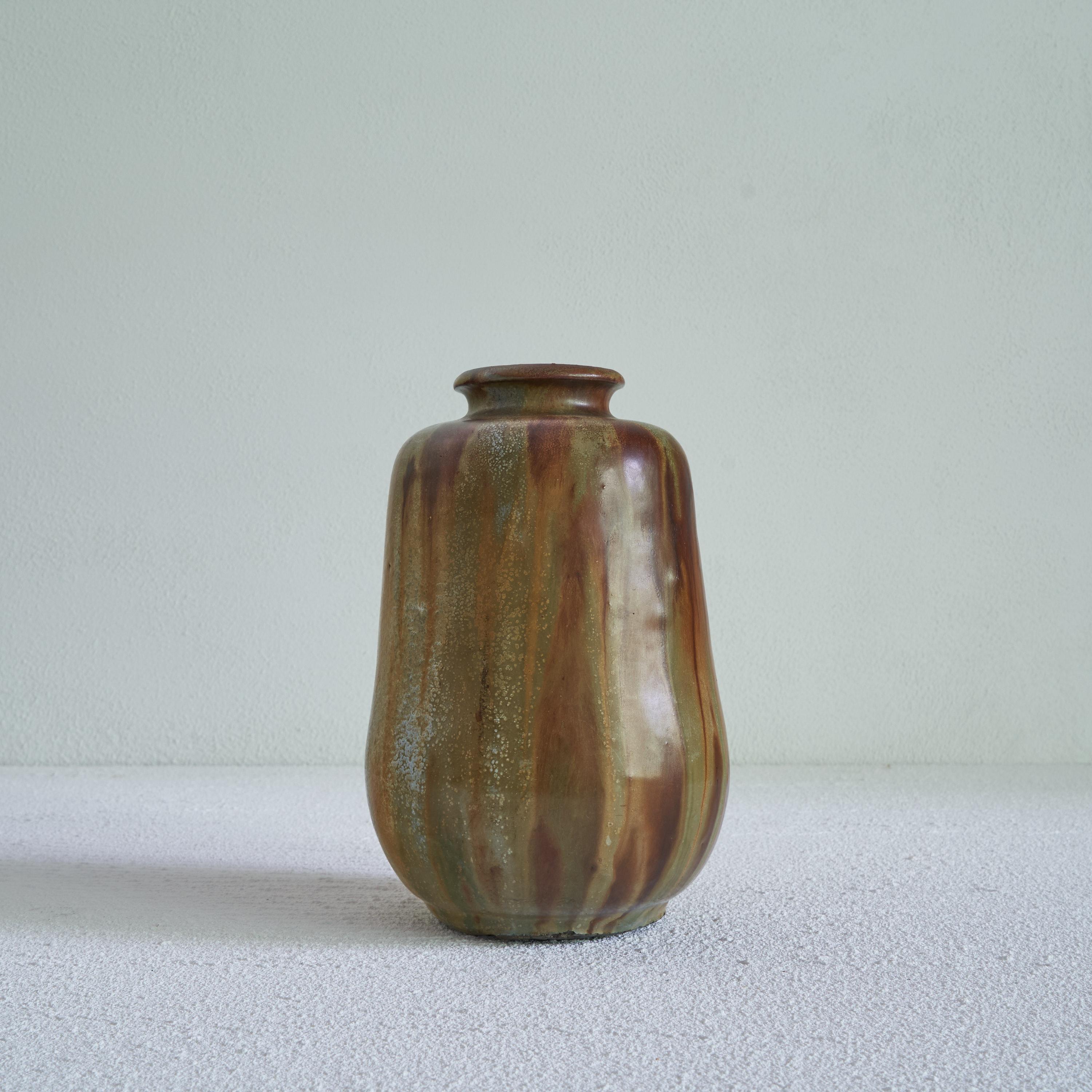 Vase en poterie Studio 'Grès Salé Grand Feu' de Willy Biron Châtelet. Belgique, milieu du XXe siècle.

Magnifique vase en poterie d'atelier 'Grès Salé Grand Feu' de Willy Biron provenant de Châtelet près de Charleroi en Belgique. Dans cette