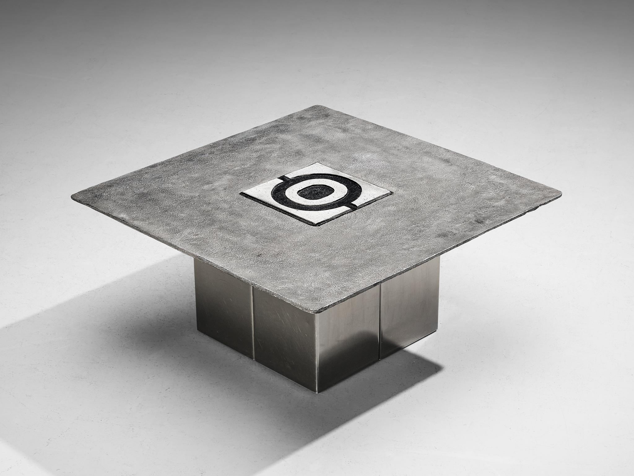 Willy Ceysens, table basse, fonte d'aluminium, acier inoxydable, Belgique, 1970

Table basse séduisante conçue par Willy Ceysens. Cet objet remarquable attire tous les regards grâce à son extérieur en fonte d'aluminium. Le plateau carré en argent