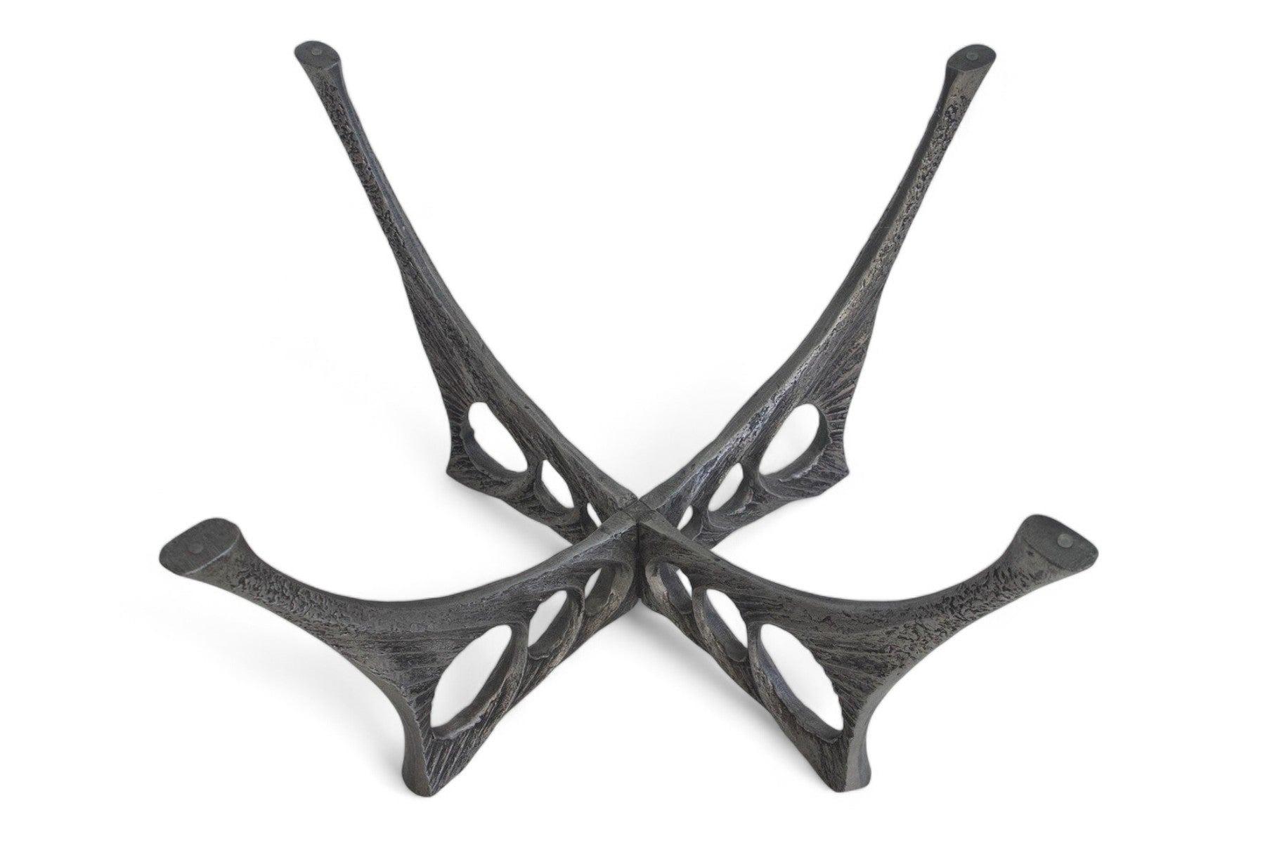 Willy Ceysens était un artiste belge contemporain et brutaliste, qui a créé des sculptures en aluminium et des objets de design. Il utilise principalement l'aluminium bronzé et le verre comme support pour ses œuvres d'art.

Origine :