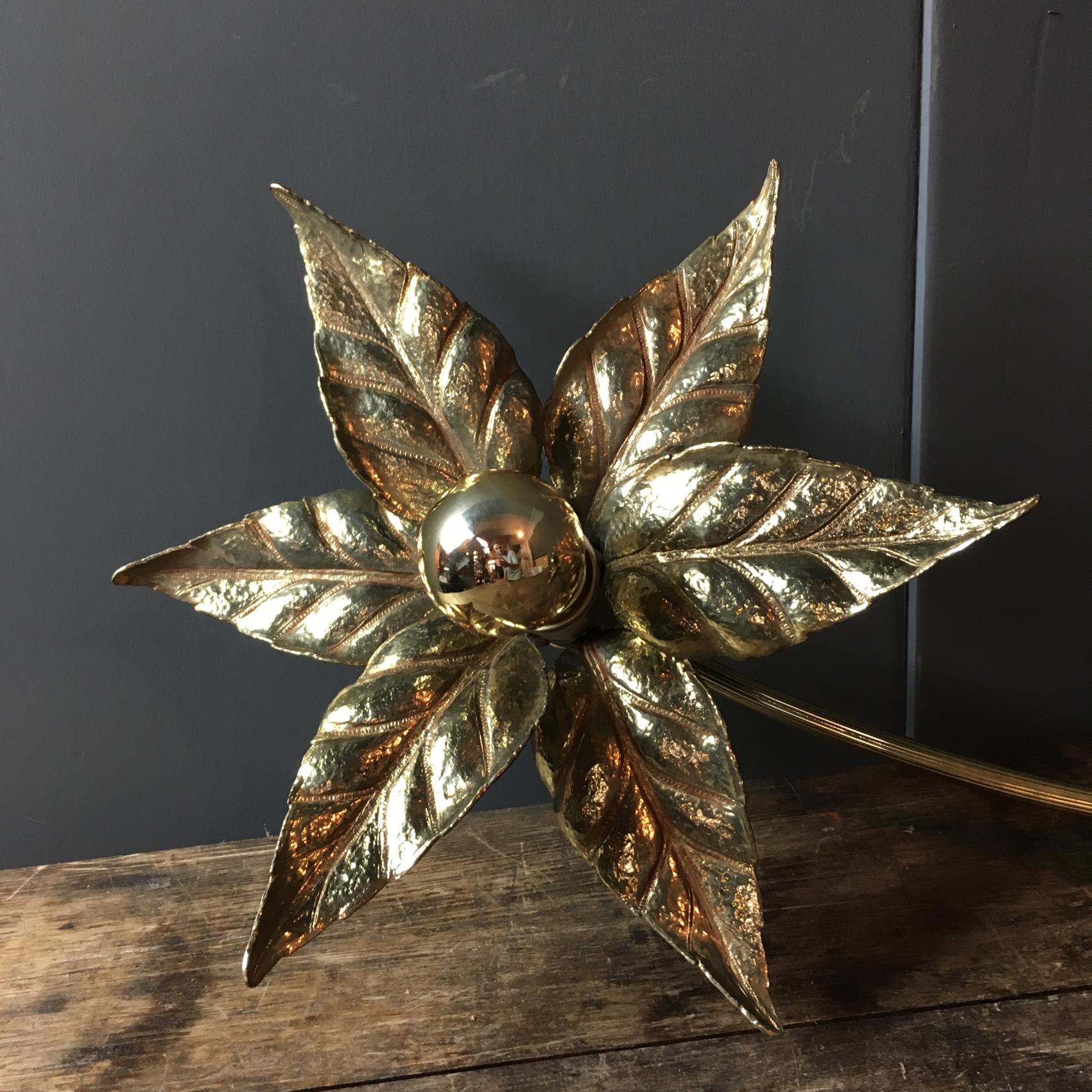 Willy Daro 3 headed flower wall light.

Designed for massive lighting, Belgium 1970s.

The large wall light is made from high quality heavy brass.

Measures: 130 Cm length 

22 Cm depth from wall/protrusion

The centre flower has beautiful