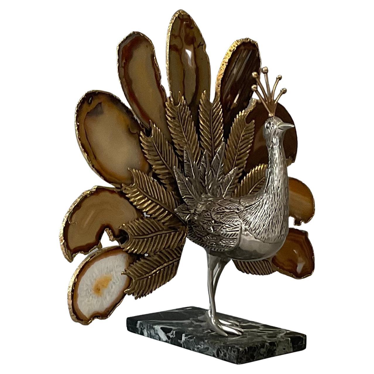 Sculpture de paon en pierre attribuée à Willy Daro en métal doré vibrant en vente