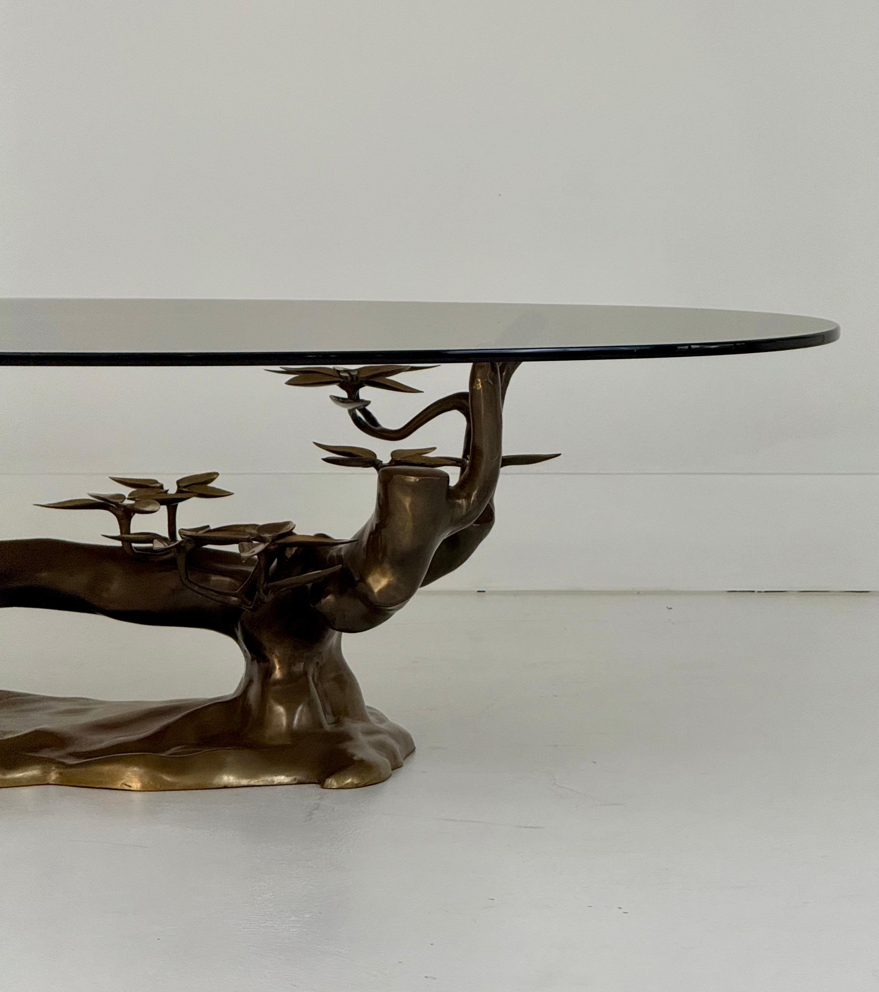 Willy Daro Bonsai Cocktail Table, latón patinado, cristal ahumado, Bélgica, años 70 Moderno de mediados de siglo en venta