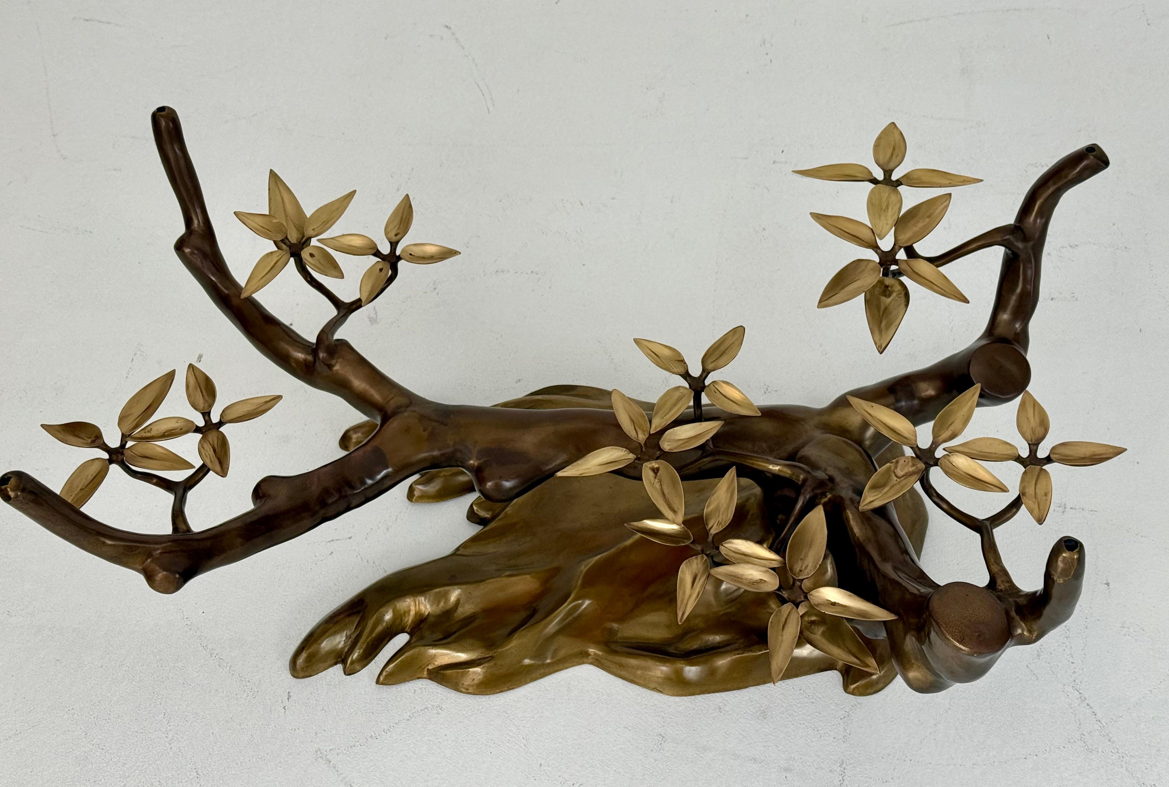 Willy Daro Bonsai Cocktail Table, latón patinado, cristal ahumado, Bélgica, años 70 Belga en venta