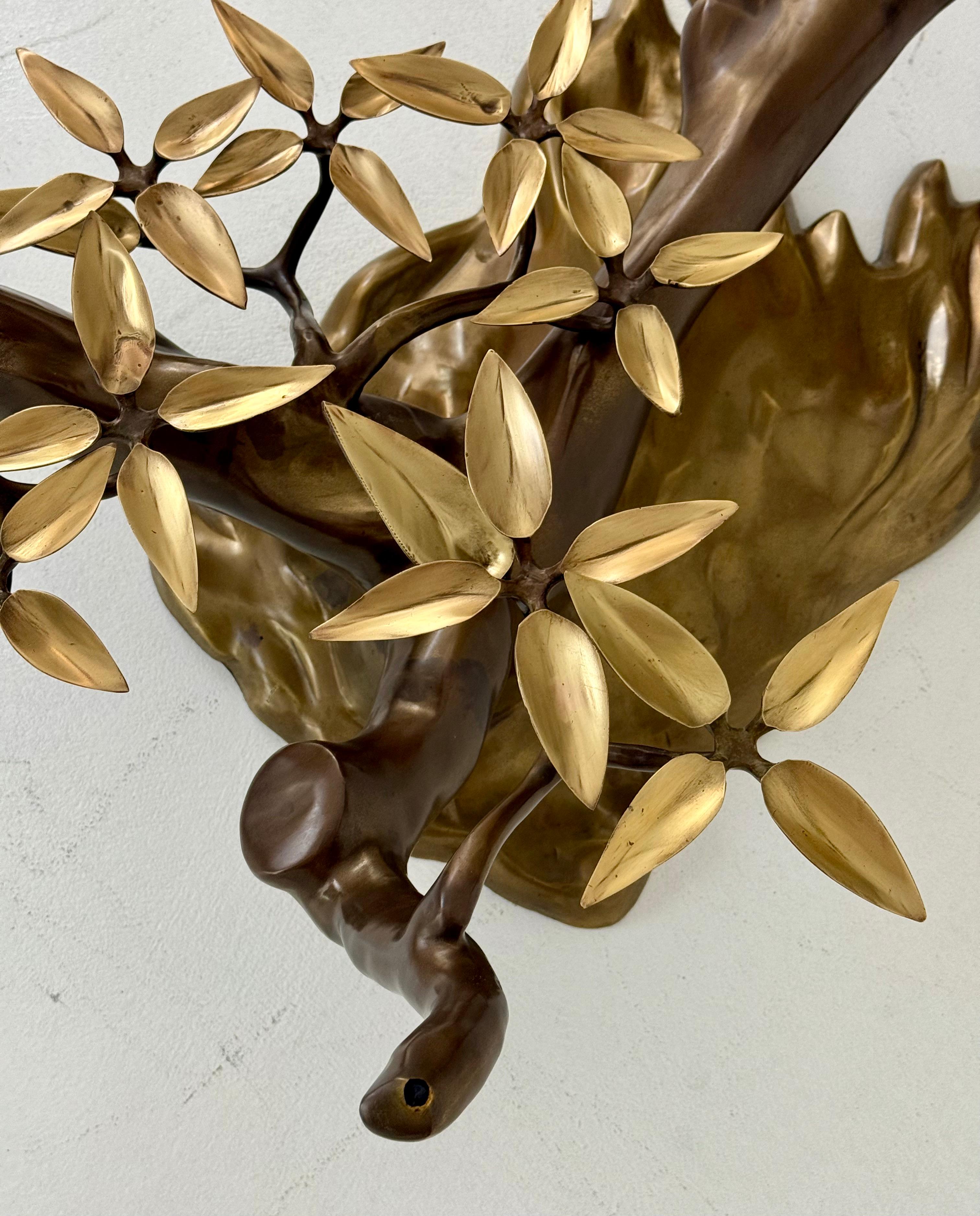 Willy Daro Bonsai Cocktail Table, latón patinado, cristal ahumado, Bélgica, años 70 en venta 1