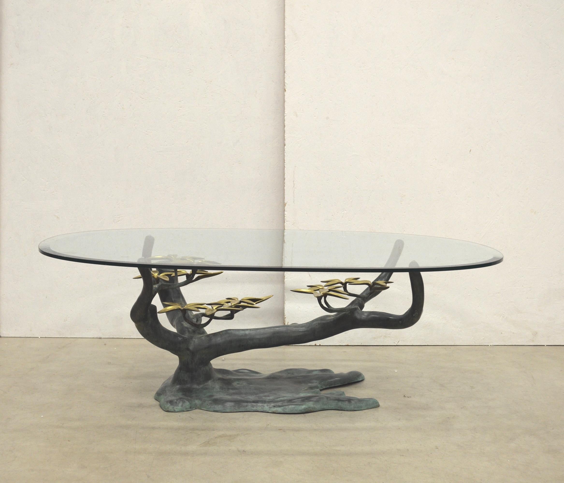 Rare table basse en forme d'arbre Bonsai réalisée par Willy Daro, Belgique 1970.
Base sculpturale avec plateau en verre sablé fin. Éléments décoratifs floraux réalisés en laiton avec une magnifique patine.

Plateau en verre épais et fin qui