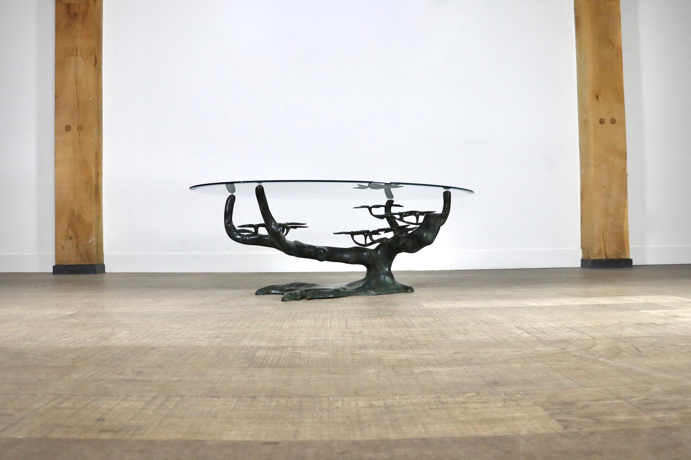 This incredible sculptural coffee table was created by Belgian designer Willy Daro in the 1970s. The oval glass top rests on the brass structure in the shape of a bonsai tree. This organic coffee table is in excellent original condition. Willy Daro