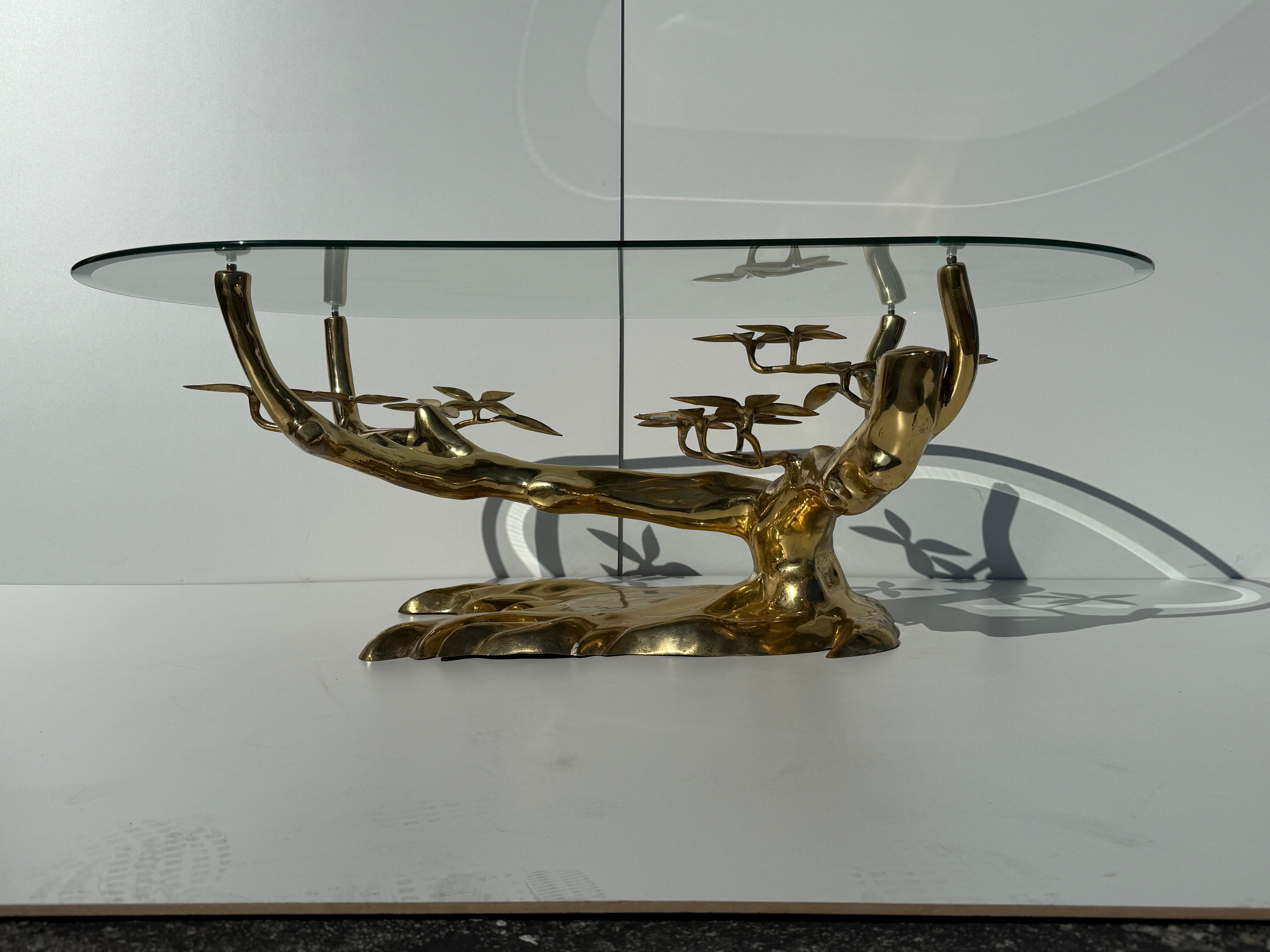 Tavolino bonsai in ottone dell'artista belga Willy Daro. Il piano in vetro raffigurato è originale e presenta alcuni graffi e lievi scalfiture. Ha uno spessore di 3/8