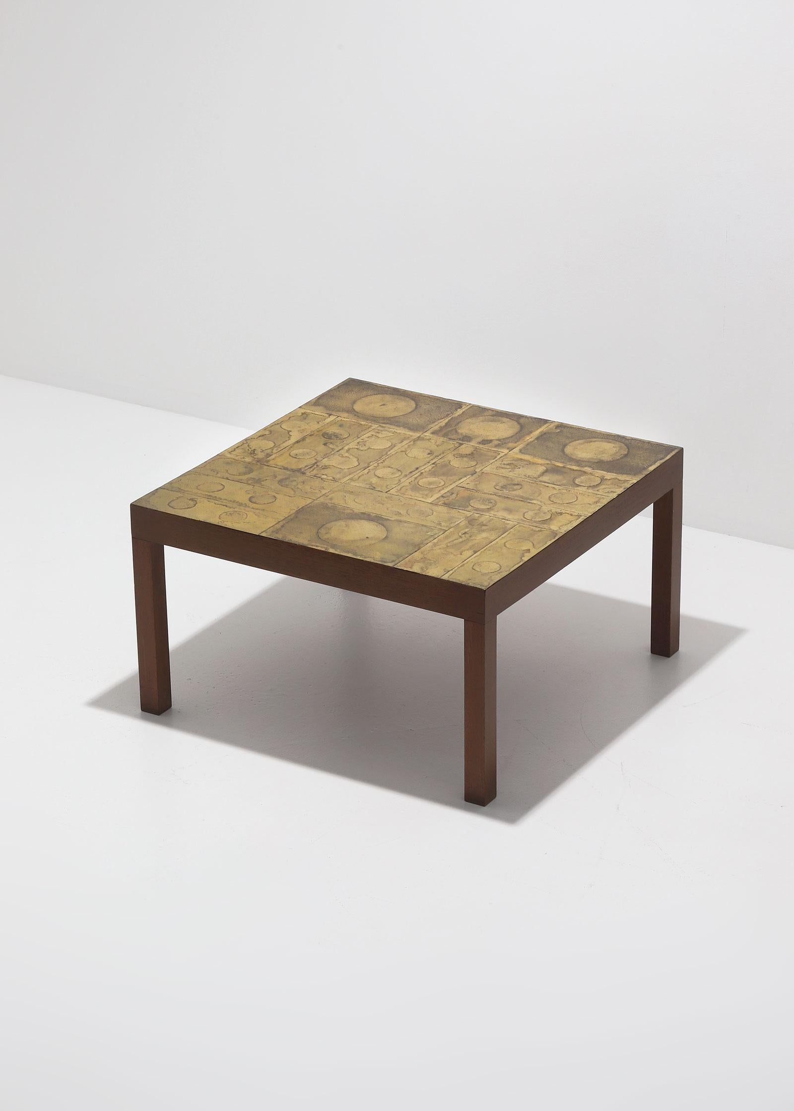 Table basse / d'appoint décorative gravée en laiton datant des années 70. Cette pièce unique est dotée d'un cadre en bois et d'un plateau en laiton avec un motif circulaire gravé. D'après mes informations, cette table d'appoint aurait été conçue par