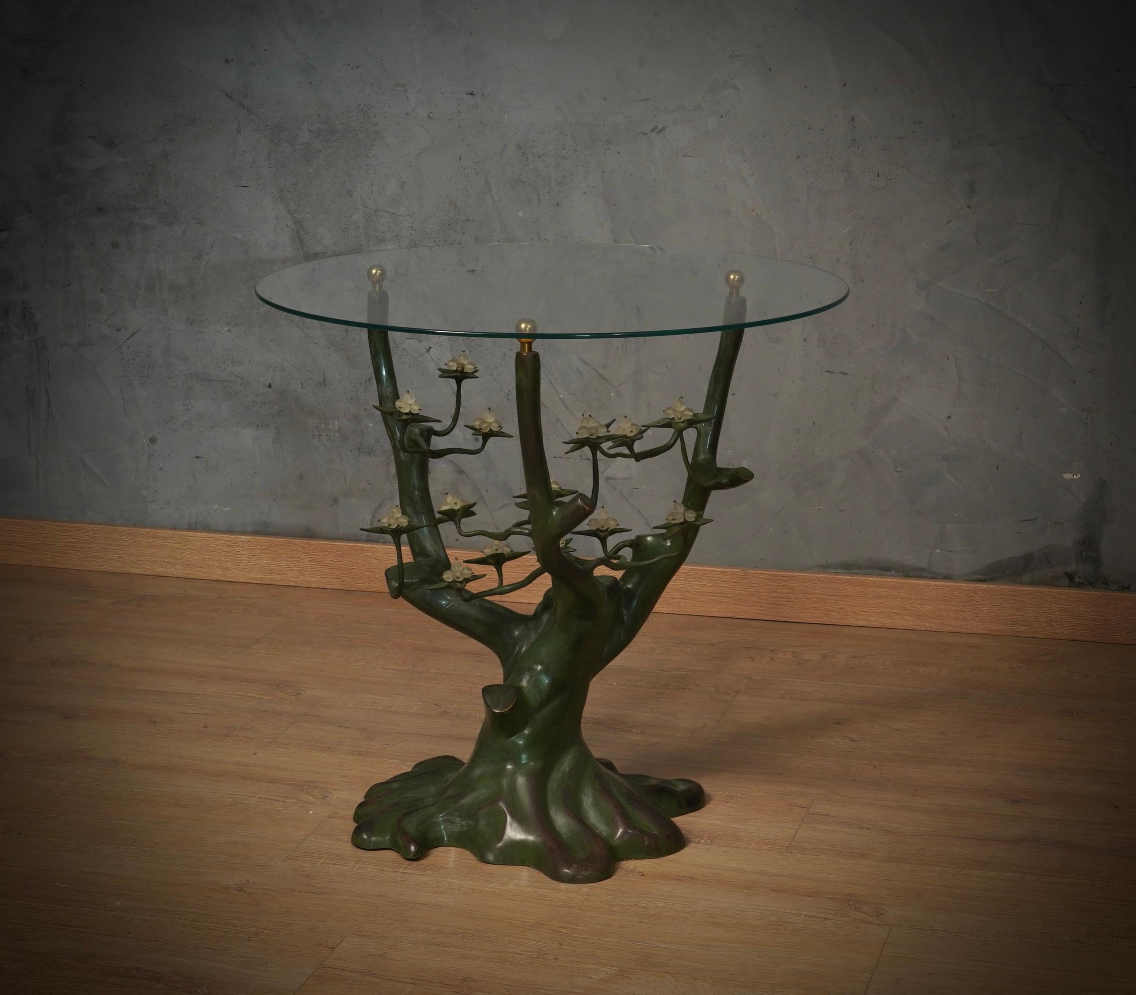 Tavolo scultura bello e decorativo, con una massiccia base in ottone a forma di albero. Disegnata dallo scultore Willy Daro, un'icona degli anni '70. La base in ottone parzialmente patinato è disegnata a forma di albero con rami, foglie e fiori in