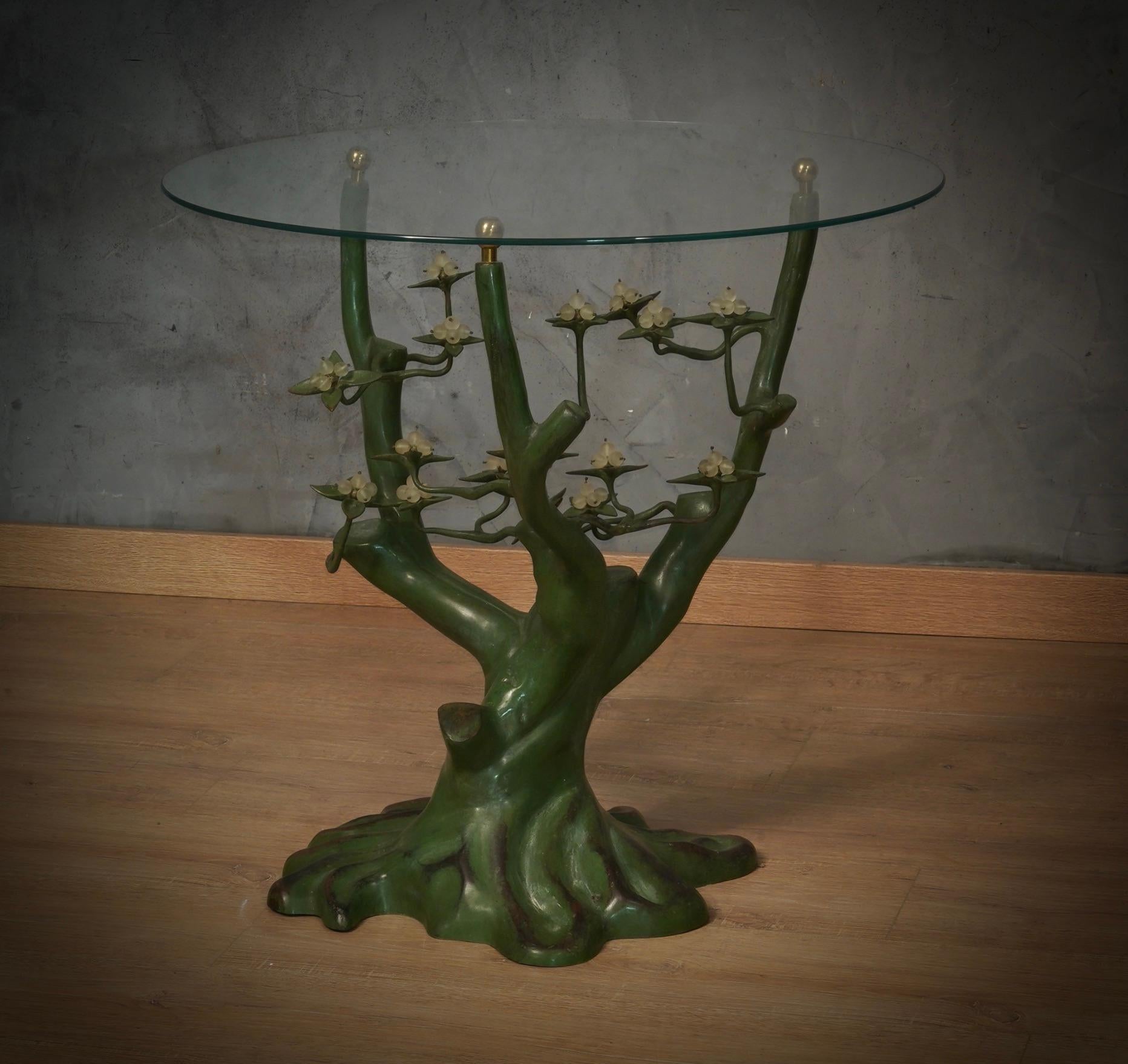 Tavolo scultura bello e decorativo, con una massiccia base in ottone a forma di albero. Disegnata dallo scultore Willy Daro, un'icona degli anni '70. La base in ottone parzialmente patinato è disegnata a forma di albero con rami, foglie e fiori in