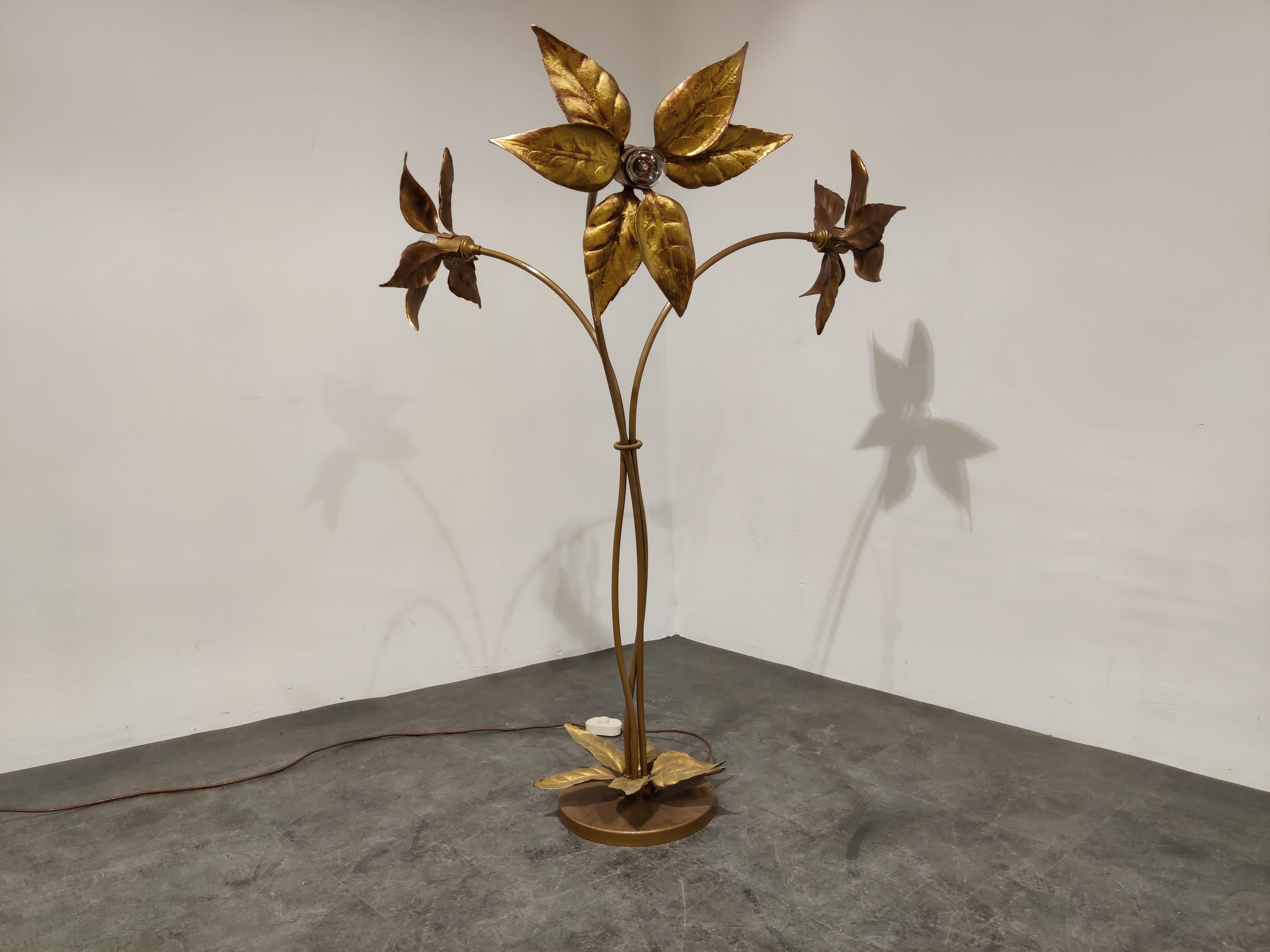 Vintage 3 armed brass flower floor lamp by Willy Daro.

Beautifully detailed leafs.

The lamp also has leafs on the base.

Very good condition, tested and ready to use with regular E26/E27 light bulbs.

1970s, Belgium

Dimensions:
Height