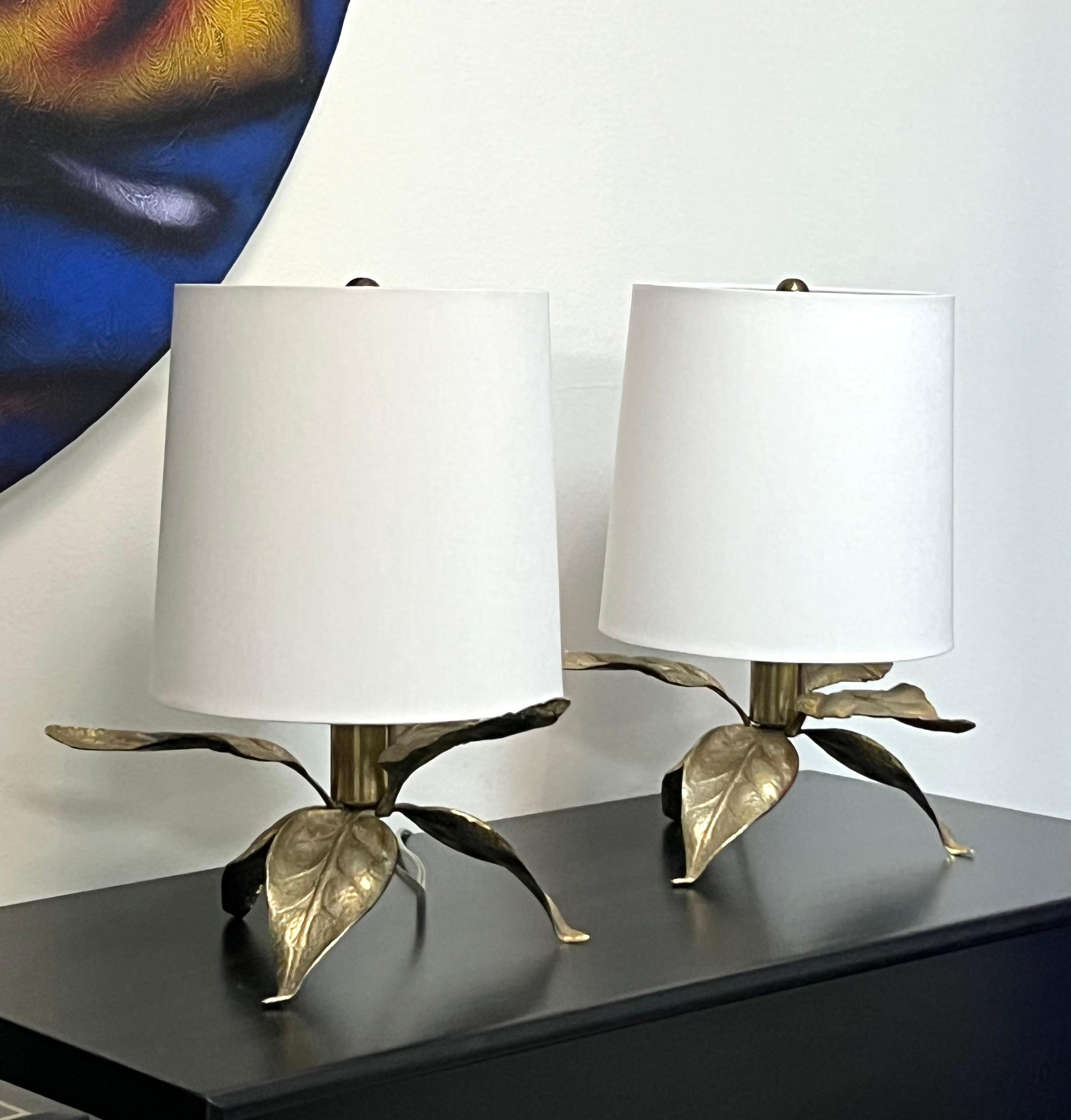 Lampenpaar von Willy Daro. 
Die Blätter sind aus vergoldeter Bronze. 
