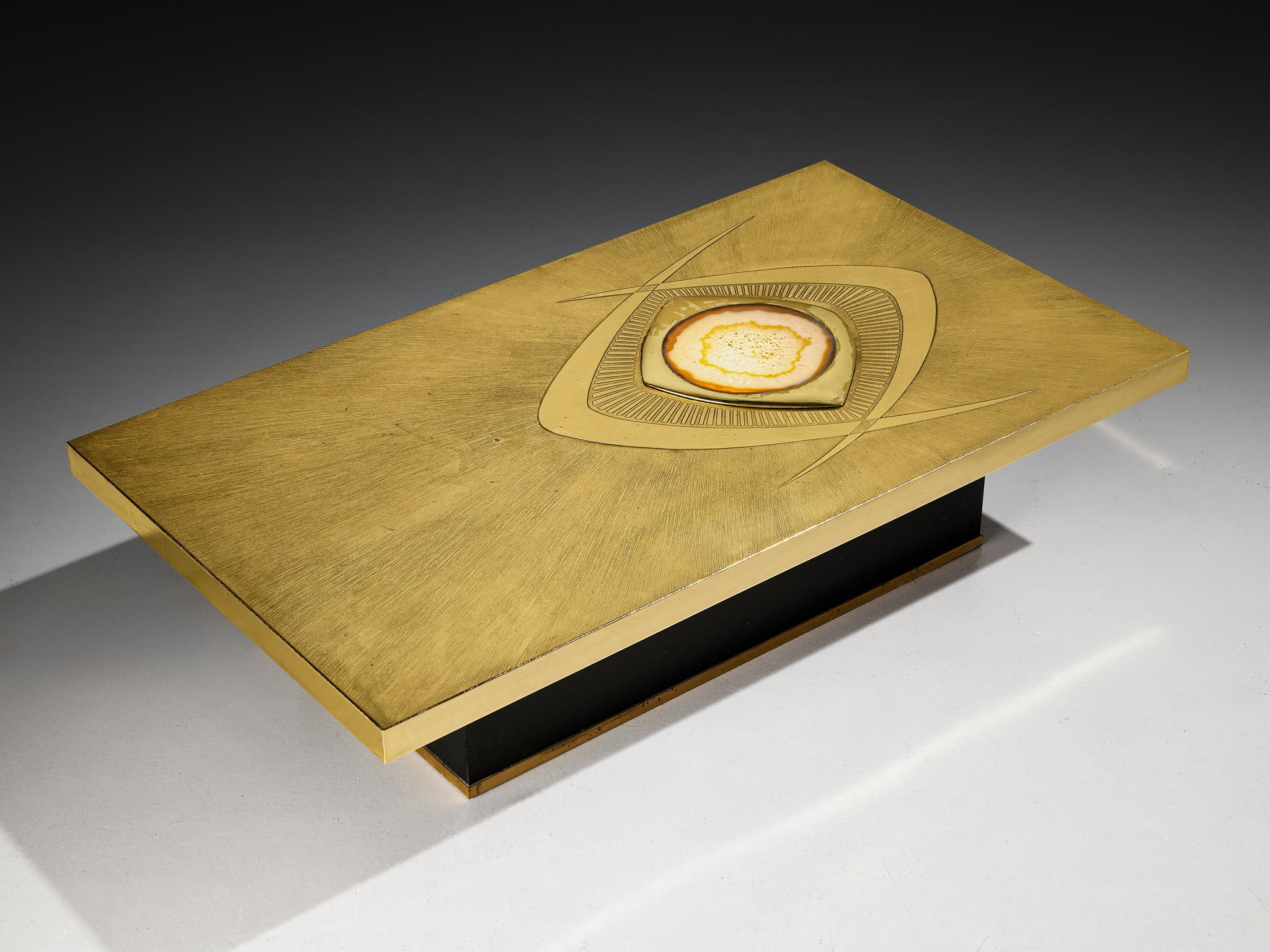 Willy Daro, illuminated coffee table, etched brass, agate, lacquered laminated wood, Belgium, 1970s 

Mesmerizing coffee table by the Belgian artist Willy Daro from the 1970s. The rectangular table form brass features a composition of etched lines