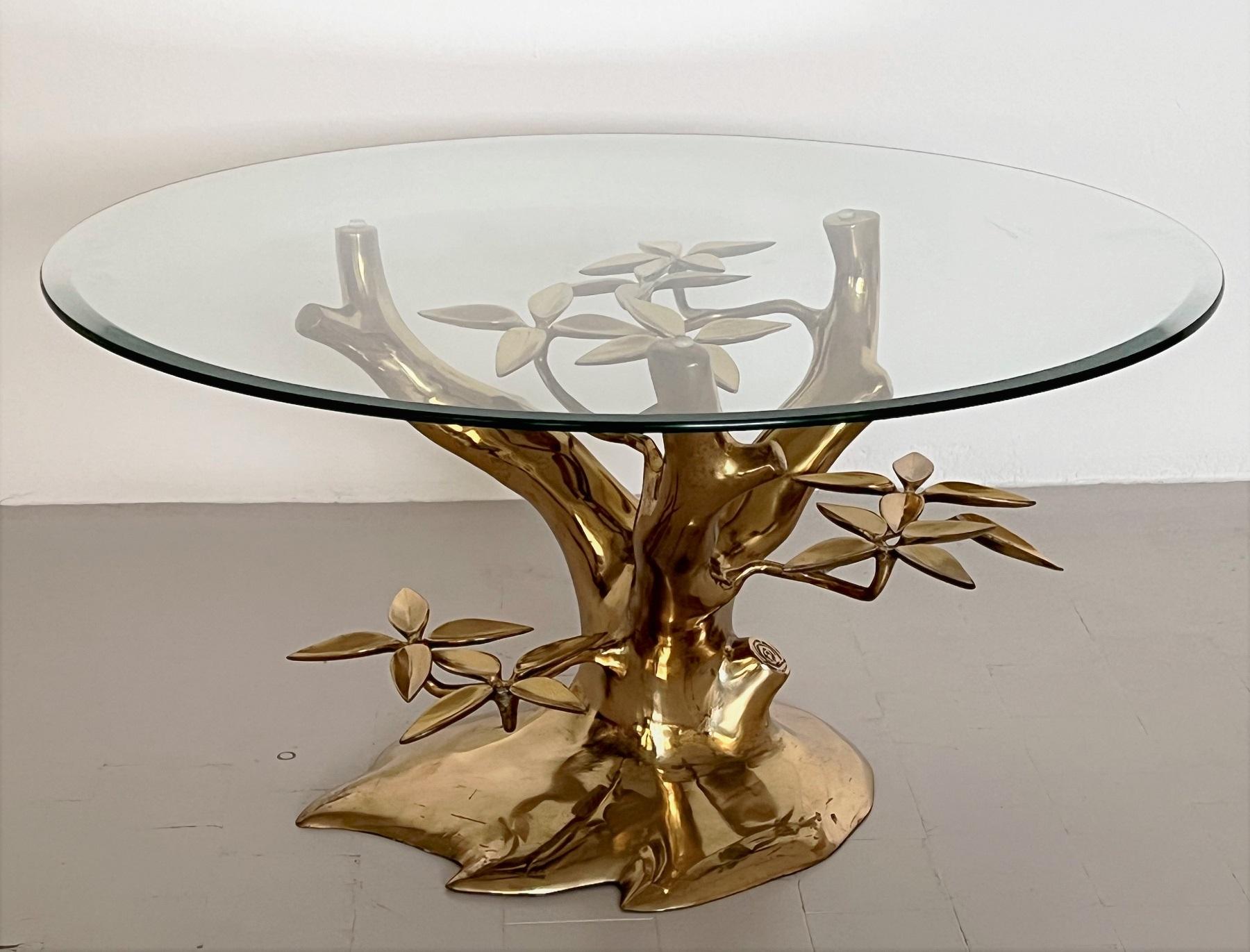 Table basse sculpturale Willy Daro en laiton et verre, années 1970 en vente 2