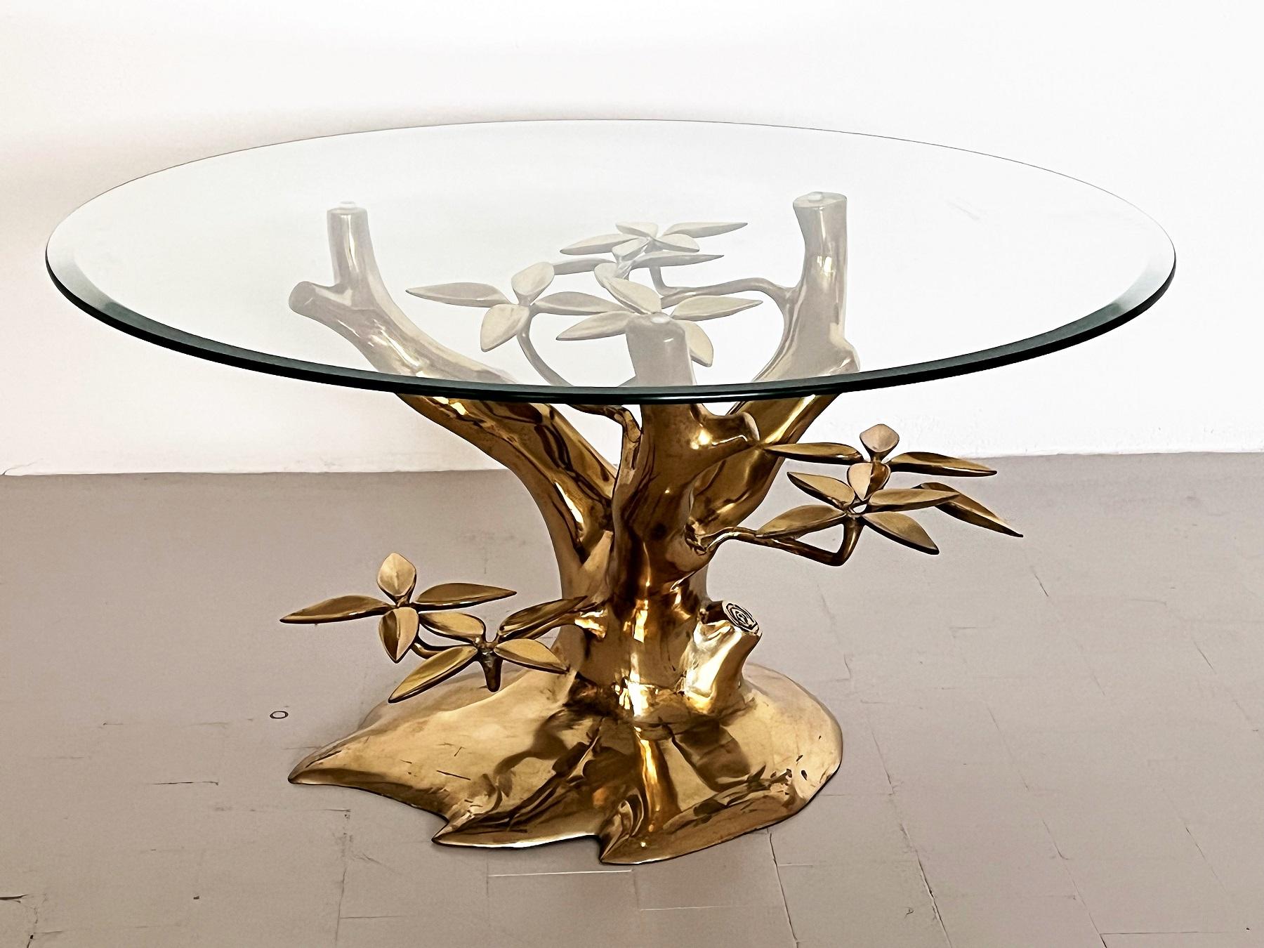 Table basse sculpturale Willy Daro en laiton et verre, années 1970 en vente 3