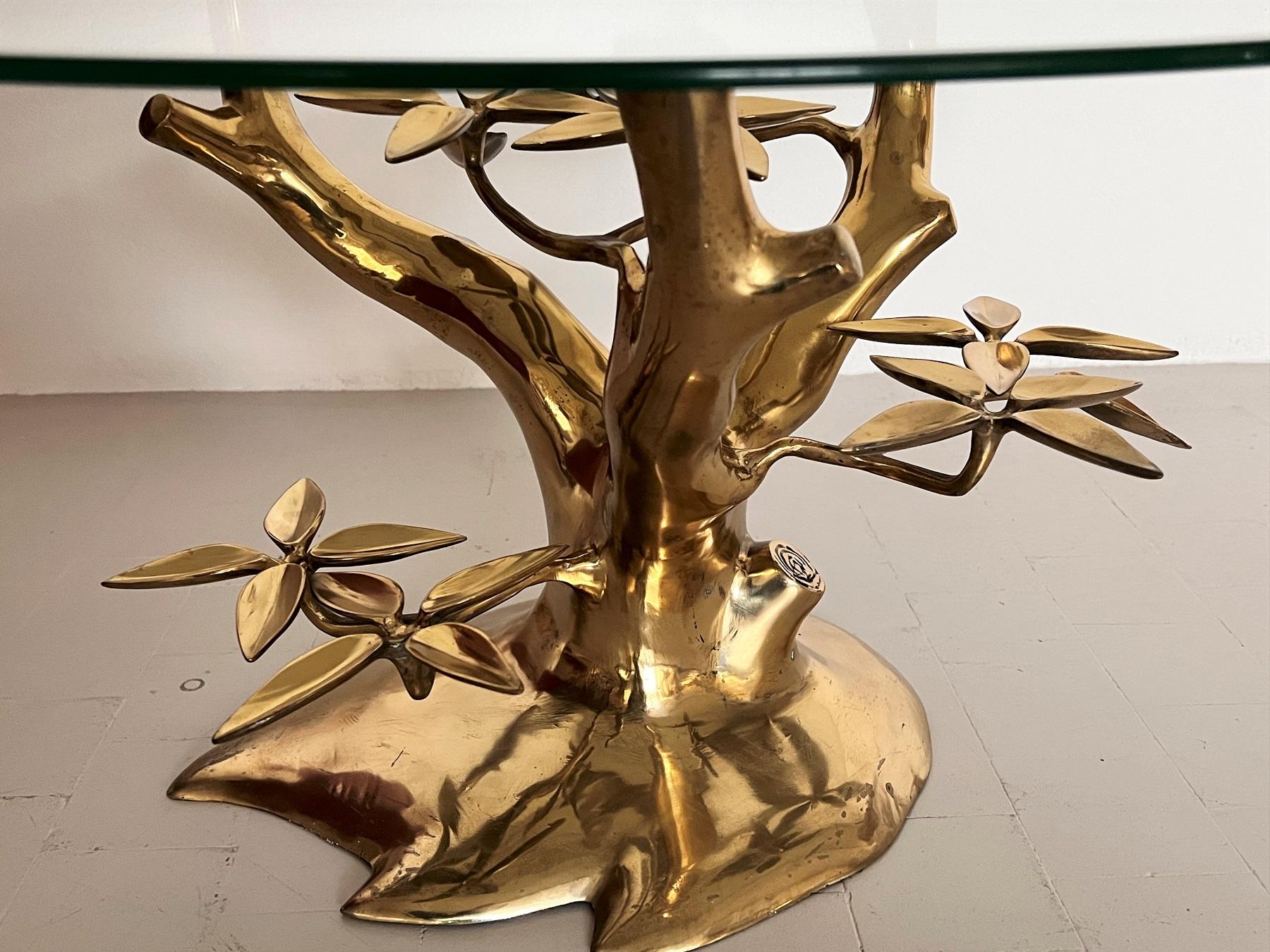 Mid-Century Modern Table basse sculpturale Willy Daro en laiton et verre, années 1970 en vente