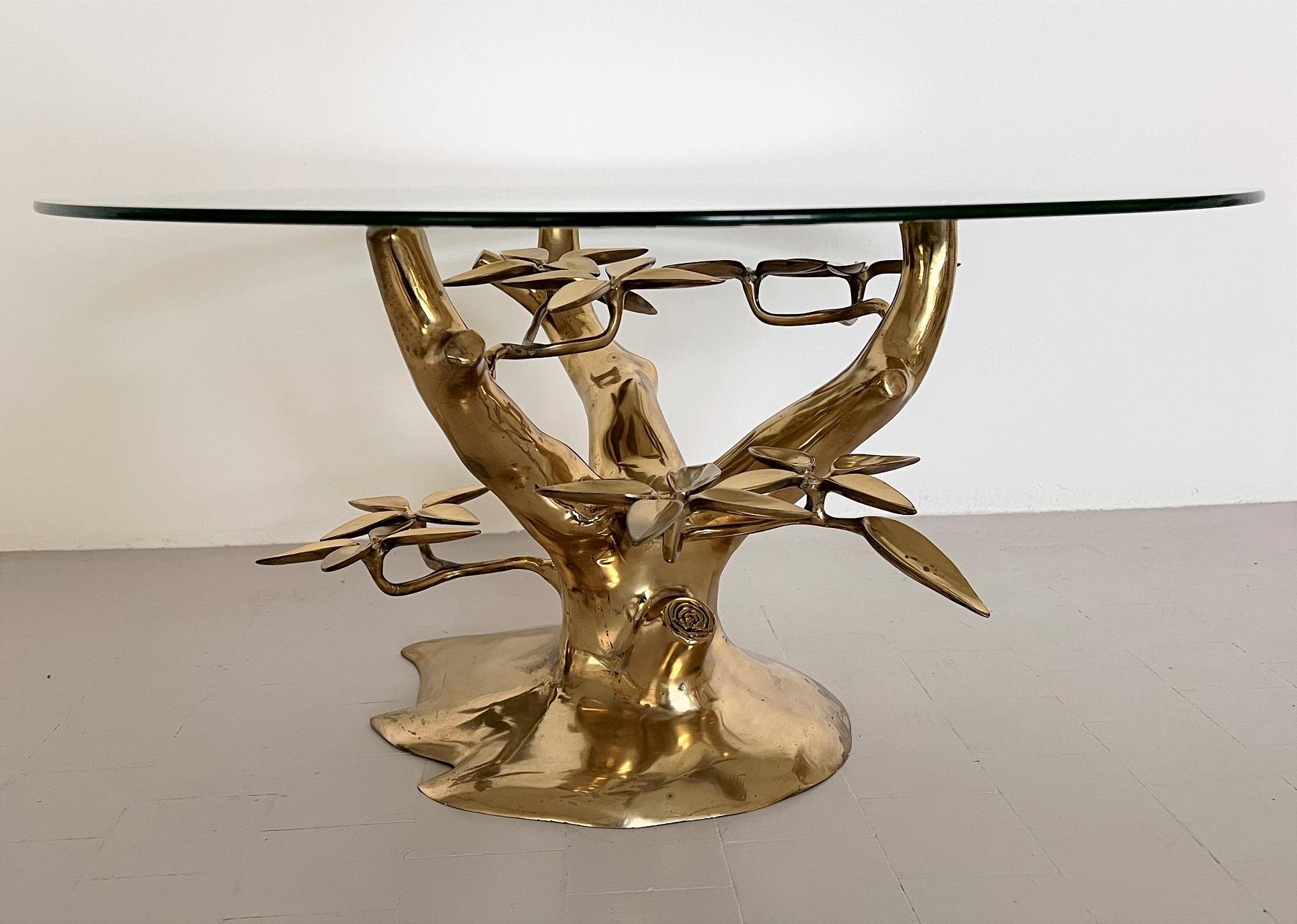 Belge Table basse sculpturale Willy Daro en laiton et verre, années 1970 en vente