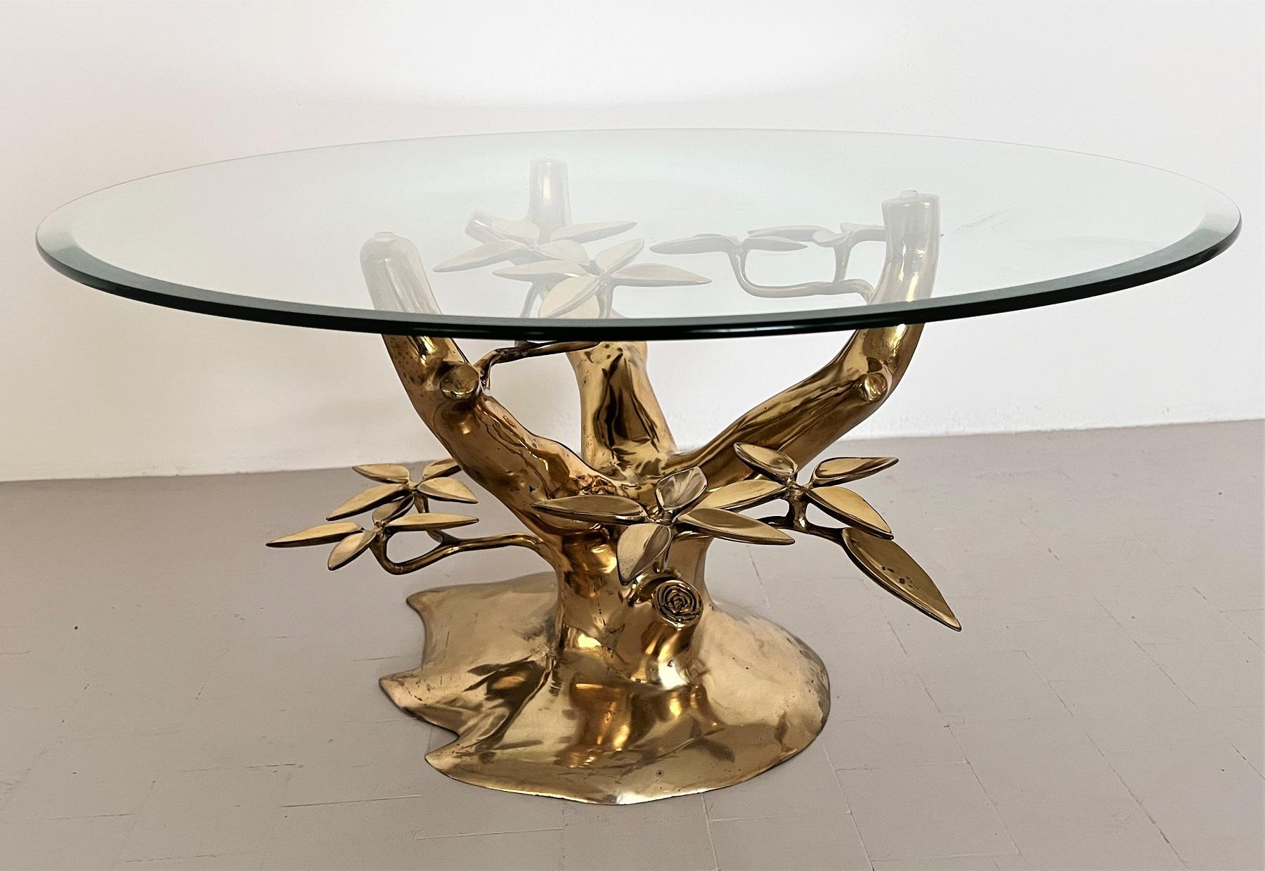 Fait main Table basse sculpturale Willy Daro en laiton et verre, années 1970 en vente