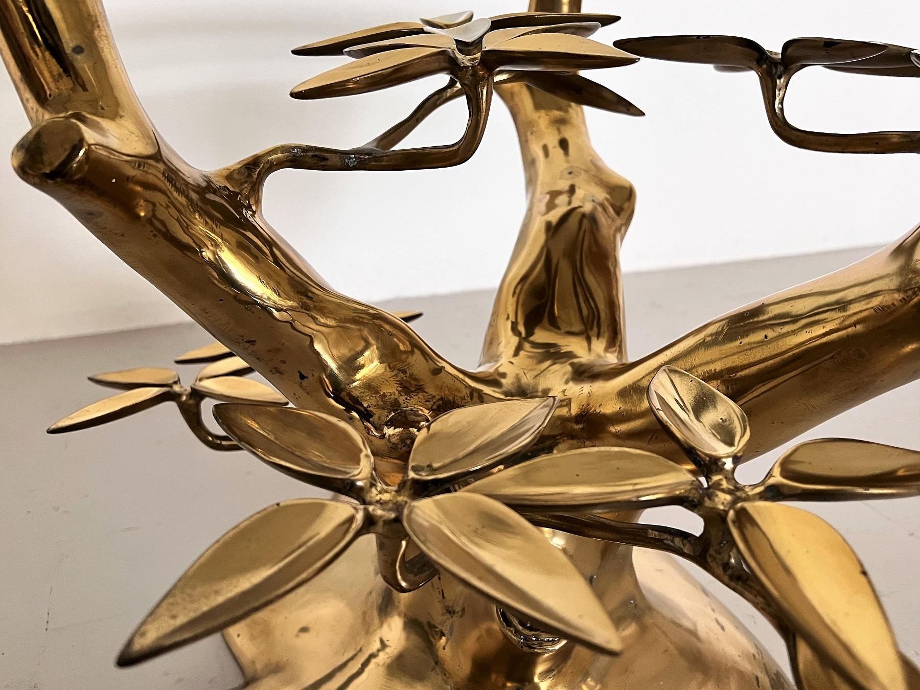 Laiton Table basse sculpturale Willy Daro en laiton et verre, années 1970 en vente