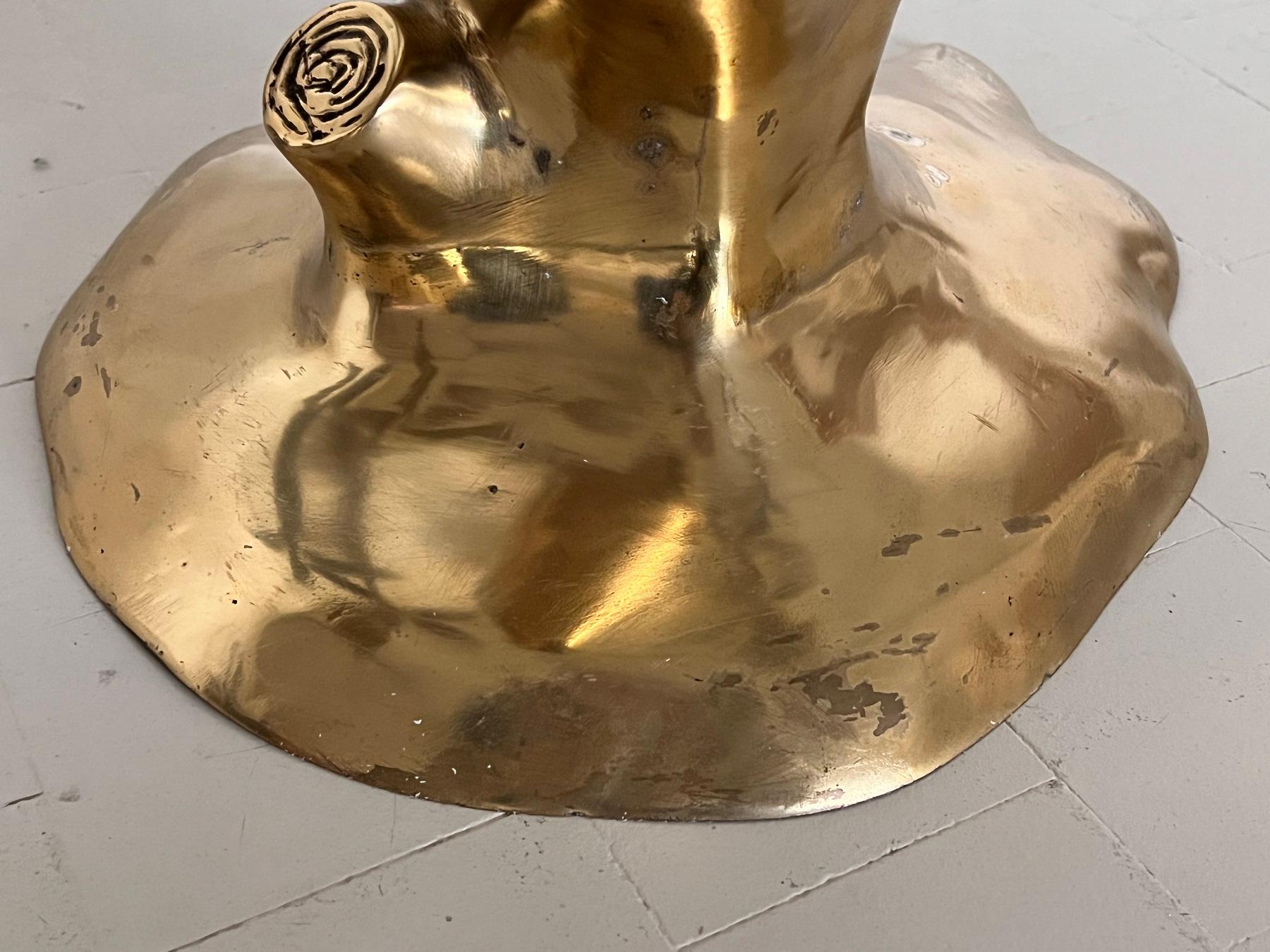 Table basse sculpturale Willy Daro en laiton et verre, années 1970 en vente 1