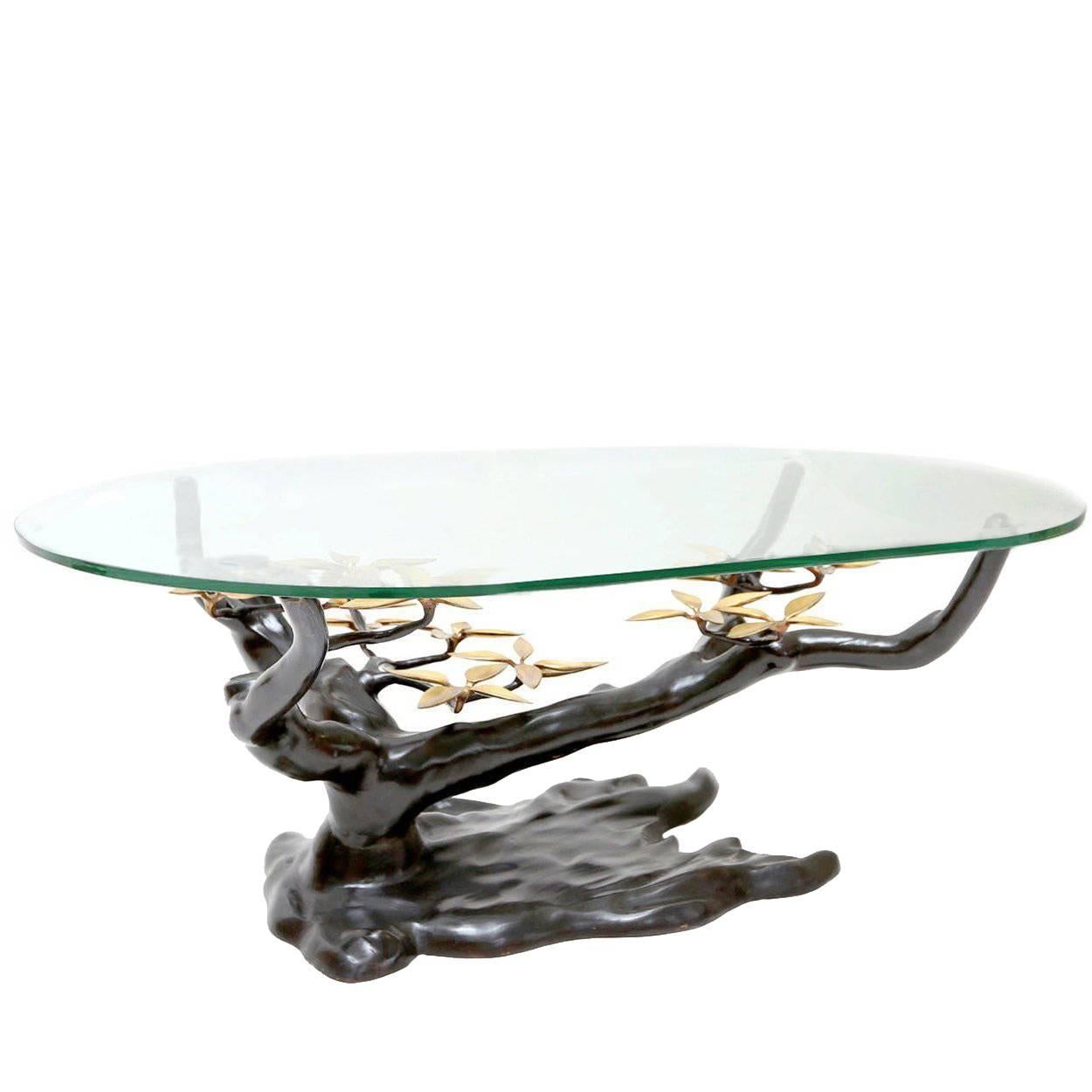 Stunning brass and black coffee table. Organic shaped. Brass is in very good and clean condition, top is also in very good condition. 

This coffee table is positioned as a sculpture in a living room or reading corner.

Condition : this product is
