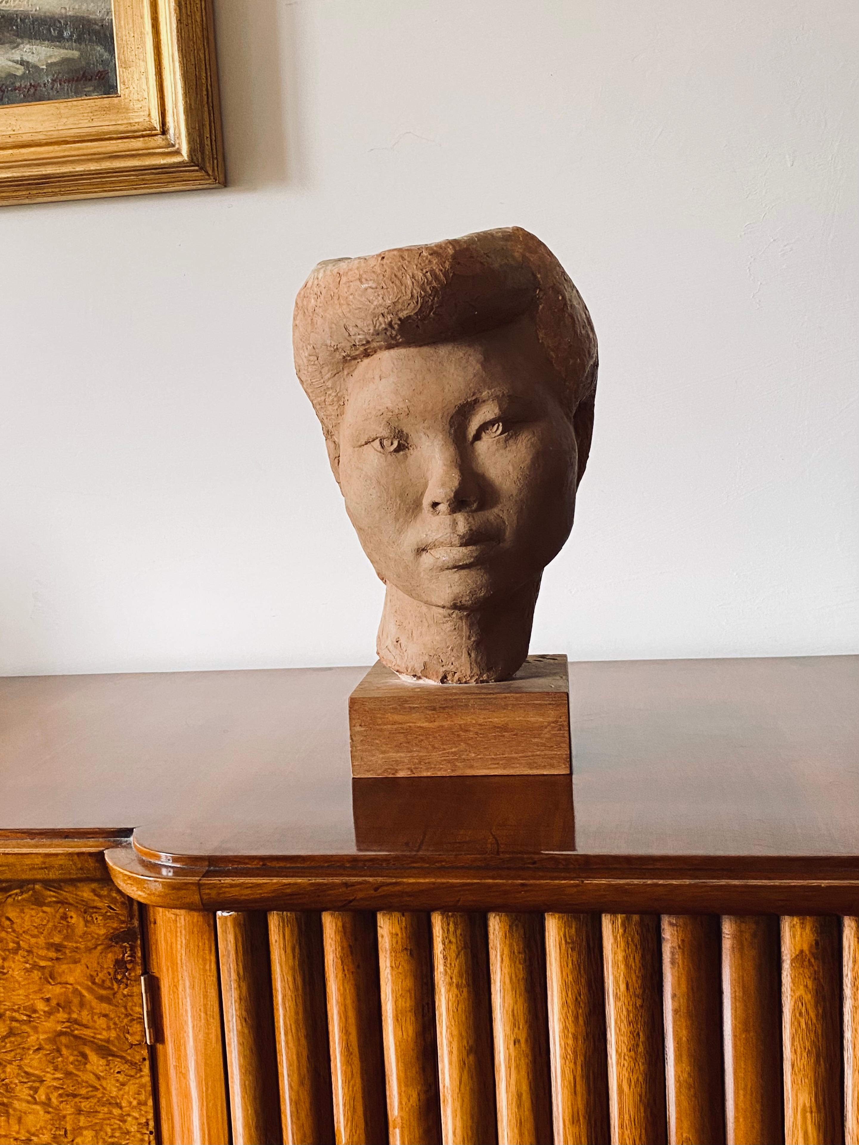 Terracotta japanese girl Akito head sculpture

Willy Gordon (1918 - 2023), France 1940s

Juvenile work. Signed on the base.

Measures: H 35 cm x 20 x 19 cm

Conditions: excellent consistent with age.