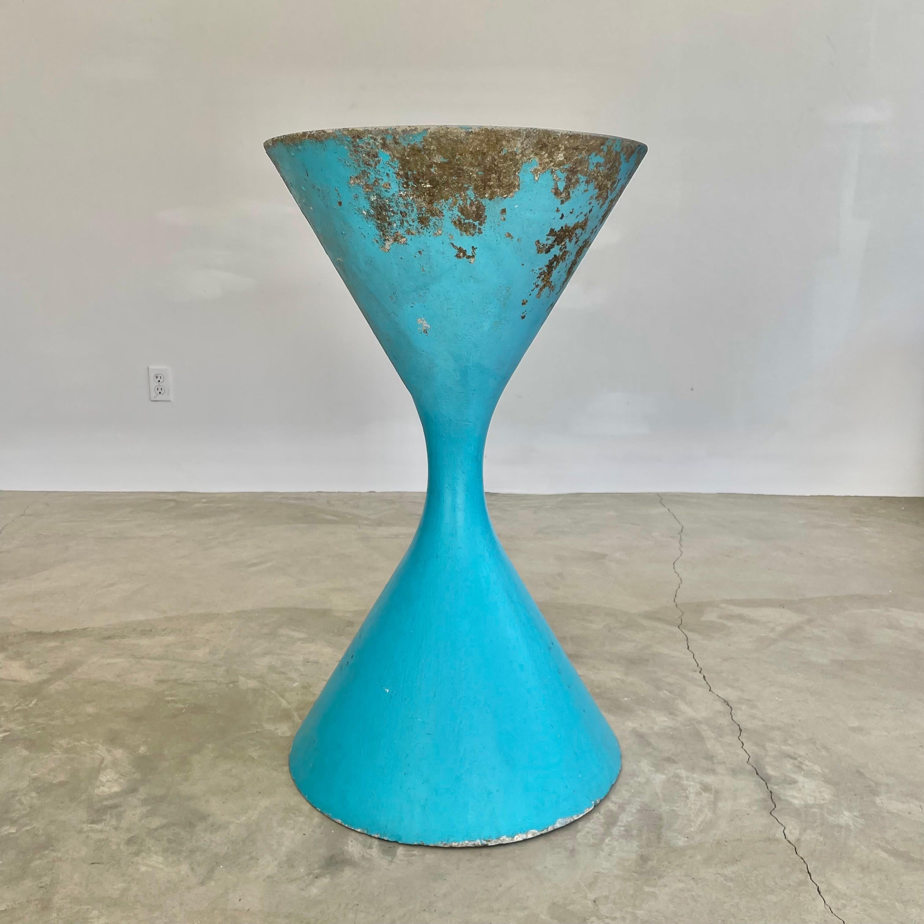 Concrete diabolo planter by Swiss Designer Willy Guhl. Stunning electric turquoise color with amazing patina around the brim. 
Located at our LA Showroom.

*Other sizes and colors available in separate listings.
 
Extra large 37