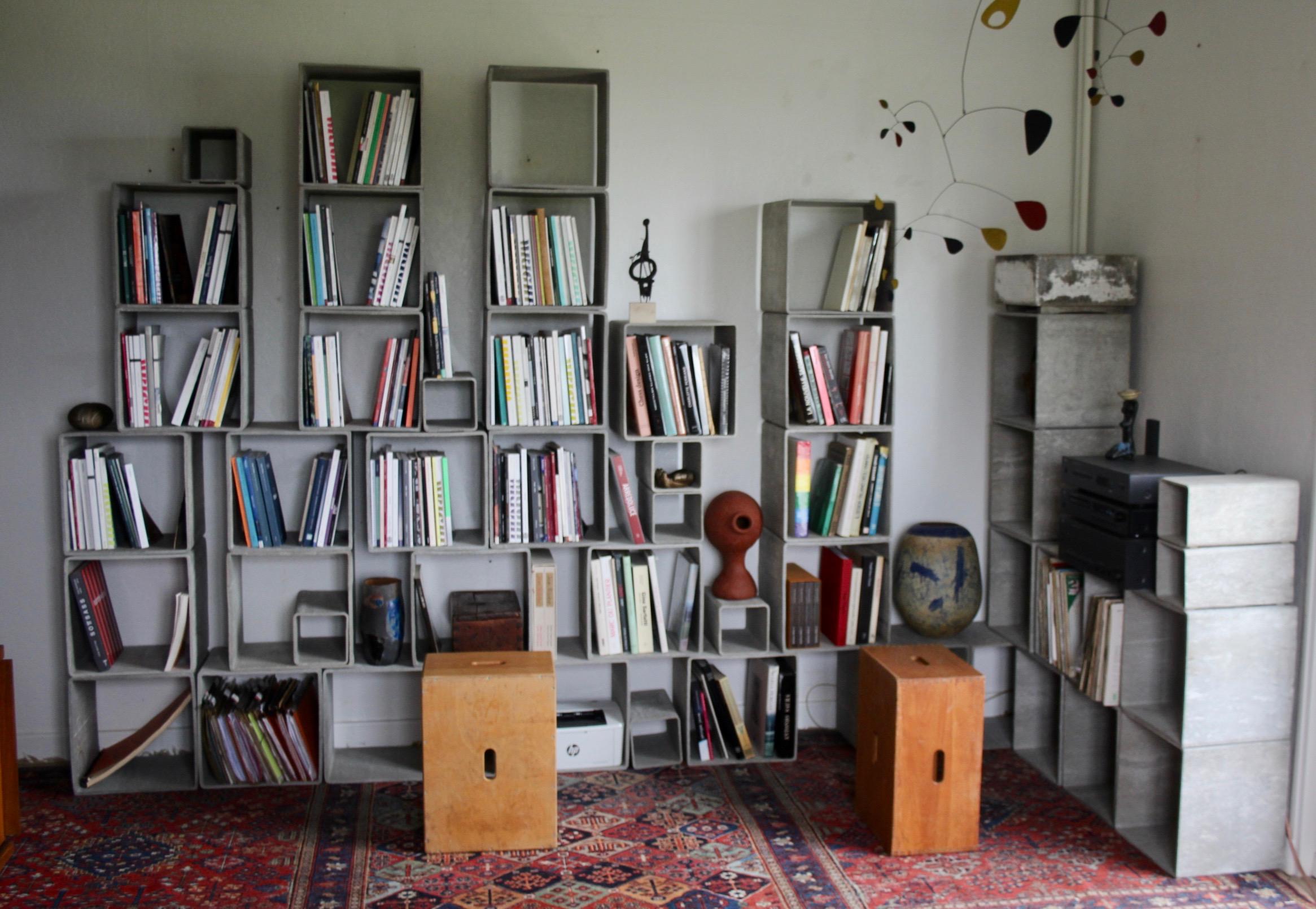 Atemberaubendes monumentales 46-teiliges Bücherregal aus Beton von Willy Guhl. Besteht aus 2 unterschiedlich großen handgefertigten Betonwürfeln. 36 große und 10 kleine,  Vollständig modular und auf vielfältige Weise arrangierbar. Originale