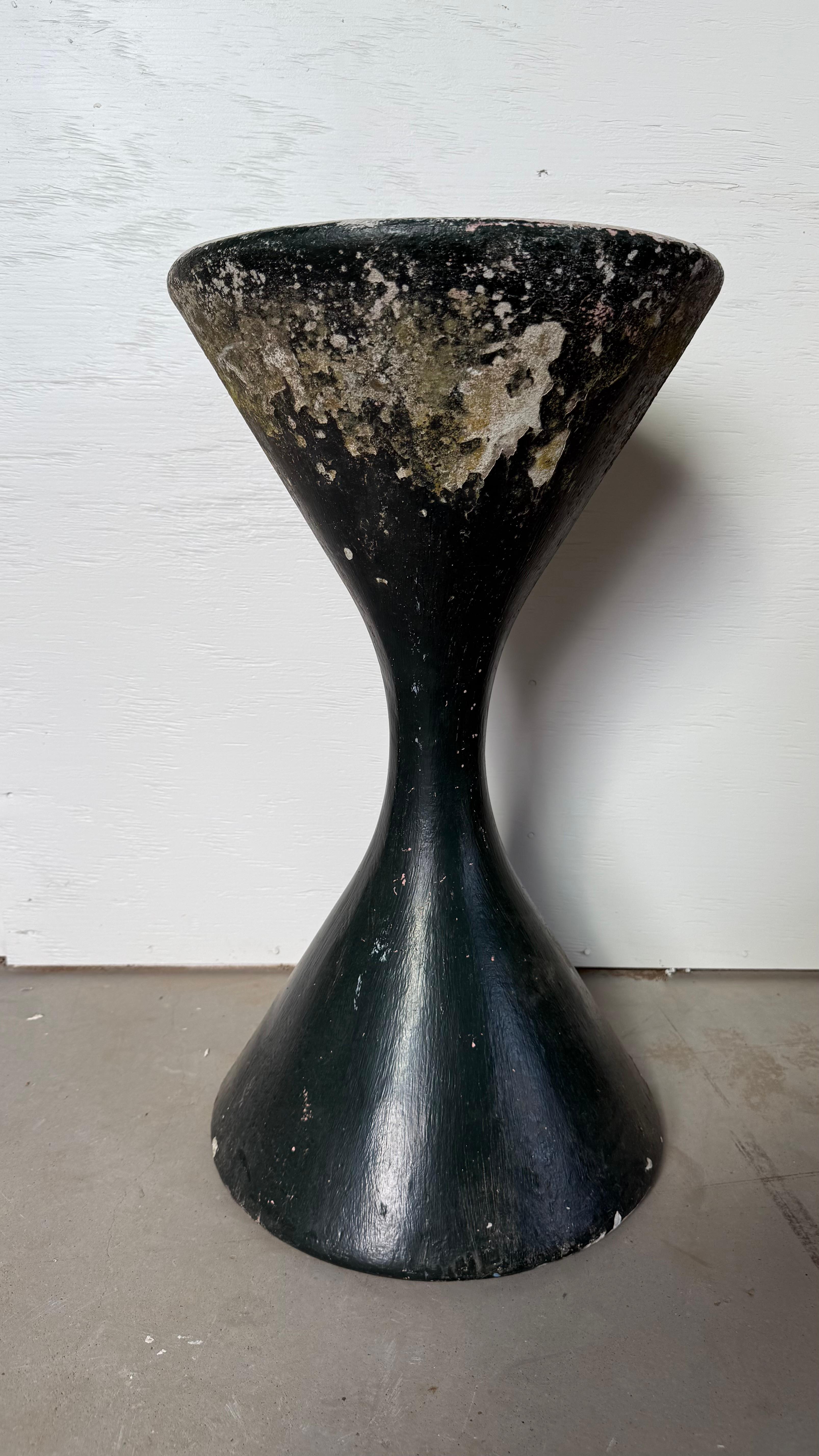 Porta l'iconico design di metà secolo nel tuo spazio con questa straordinaria fioriera a diabolo dipinta di Willy Guhl. Creato negli anni '50 dal famoso designer svizzero Willy Guhl, questo pezzo scultoreo è un esempio di arte funzionale senza