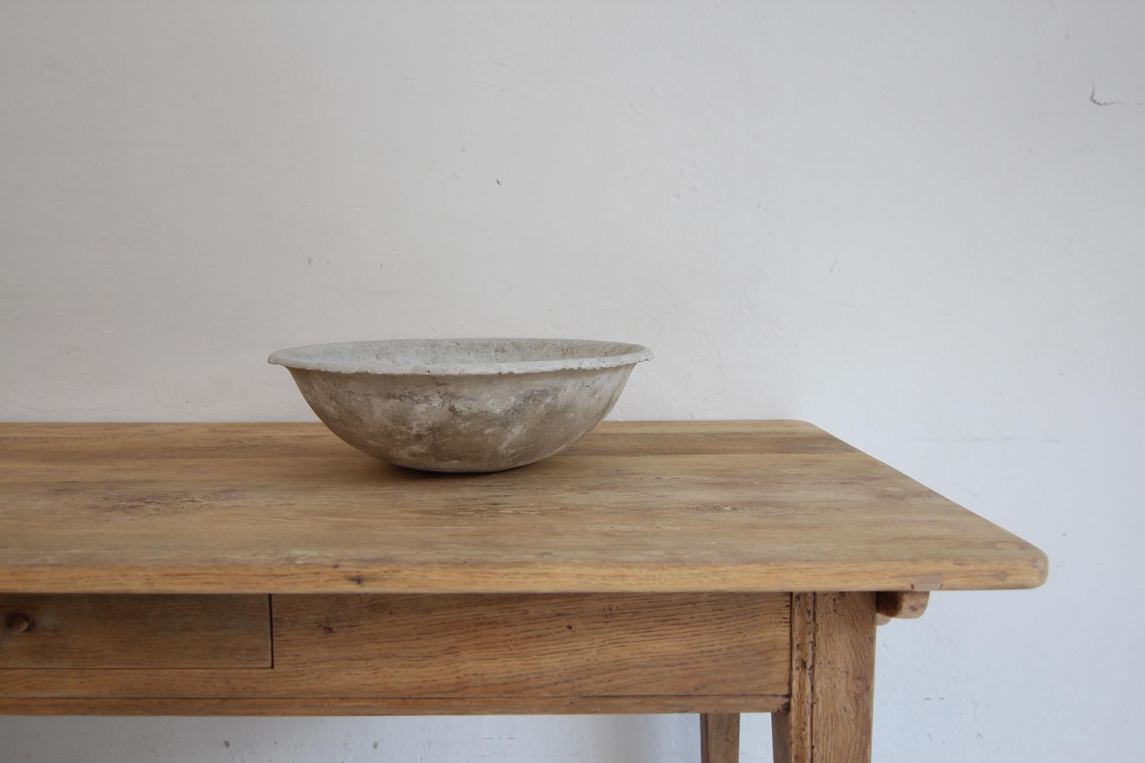 Jardinière ronde très décorative pour l'extérieur d'après un dessin de Willy Guhl. Design/One des années 1950-1970.

Coupe hémisphérique en fibres-ciment (Eternit) fines et résistantes aux intempéries, avec un bord légèrement évasé.

Authentique