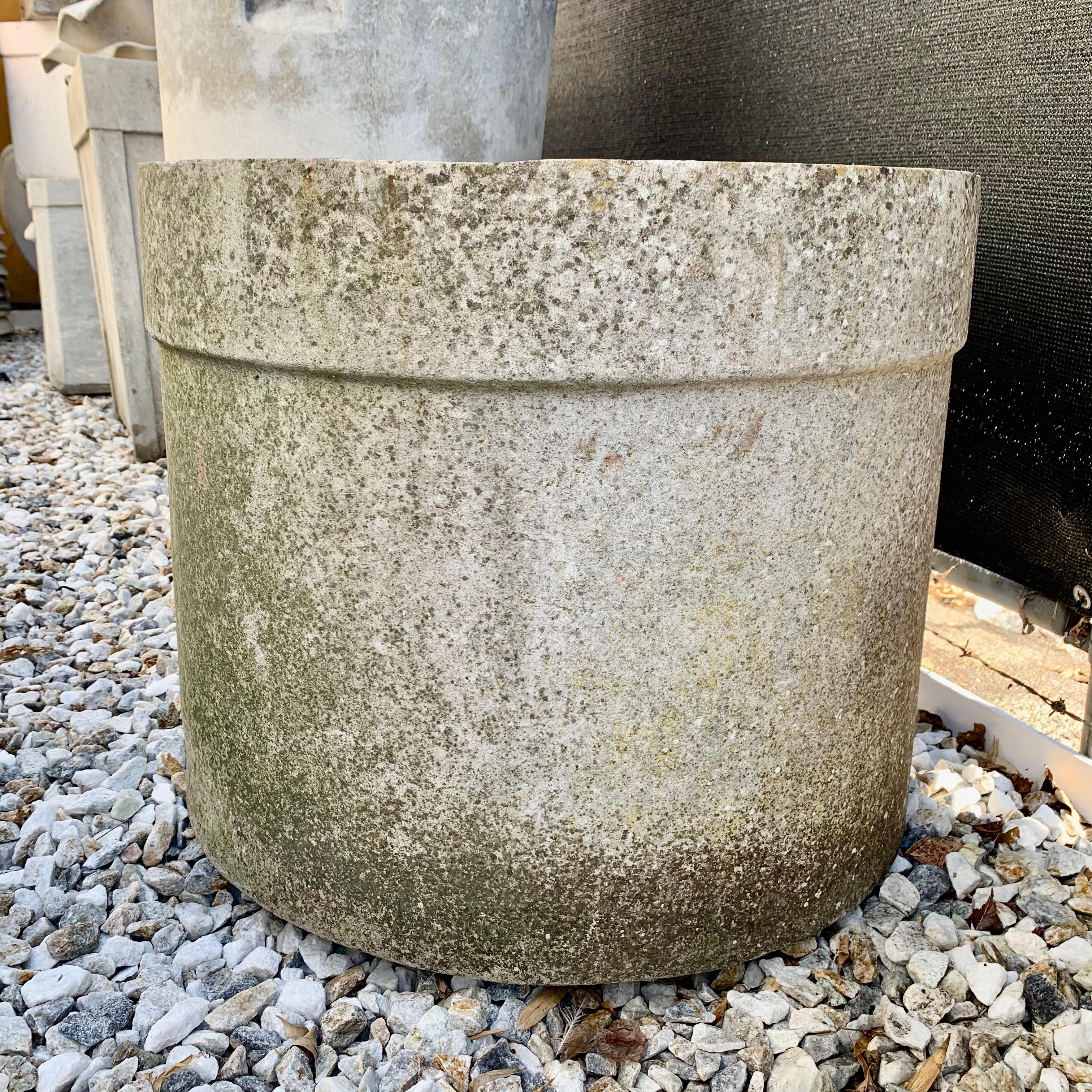 Fantastic stubby round planter by Willy Guhl. Excellent patina. Bucket shaped planter with large rim. Holes for draining. Perfect scale. Very good condition. 
 

 