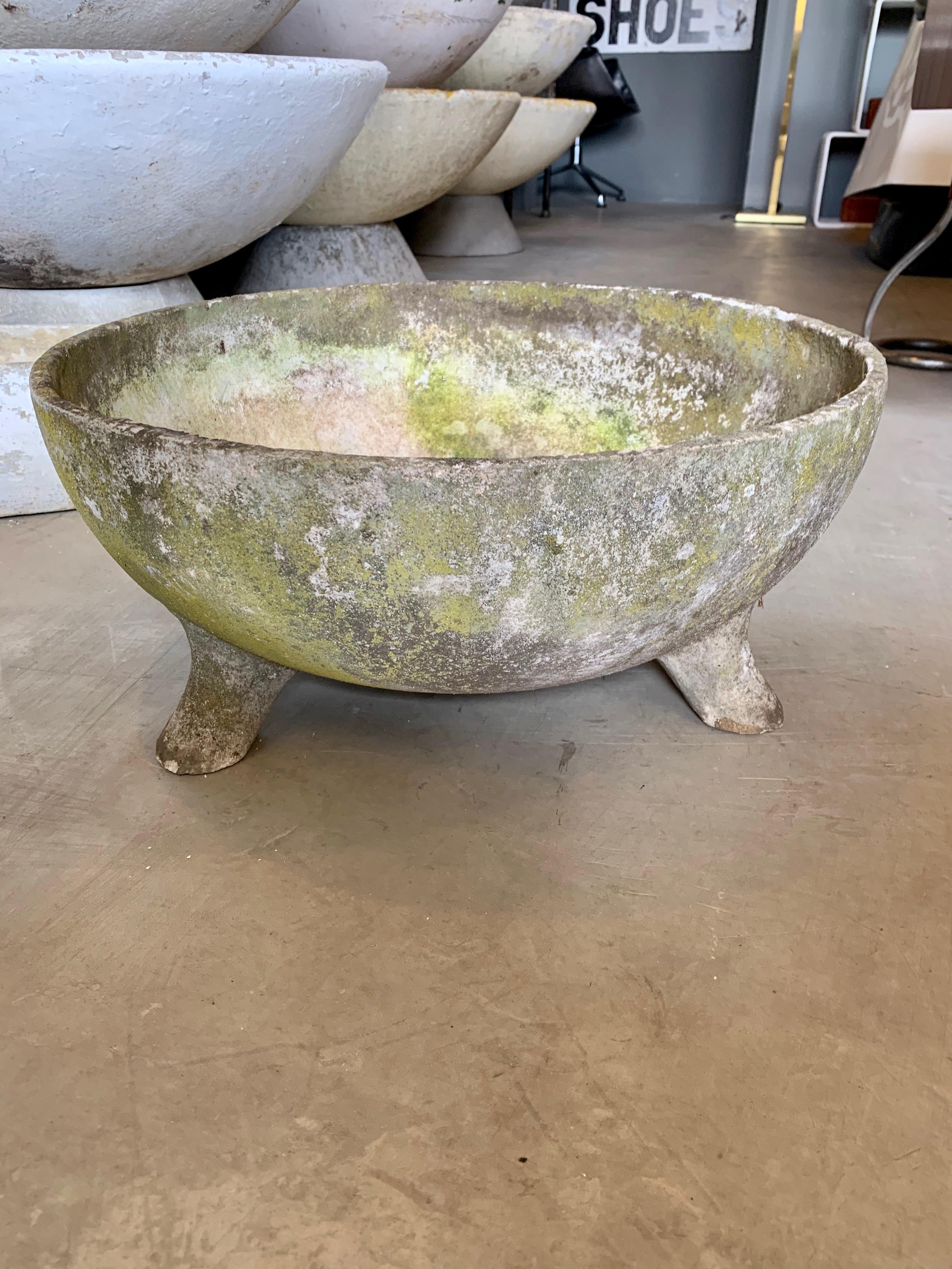 Fantastic concrete planter by Willy Guhl for Eternit. Made in the shape of a cauldron. Three feet with bowl on top. Only 1 still available. Priced individually.



   