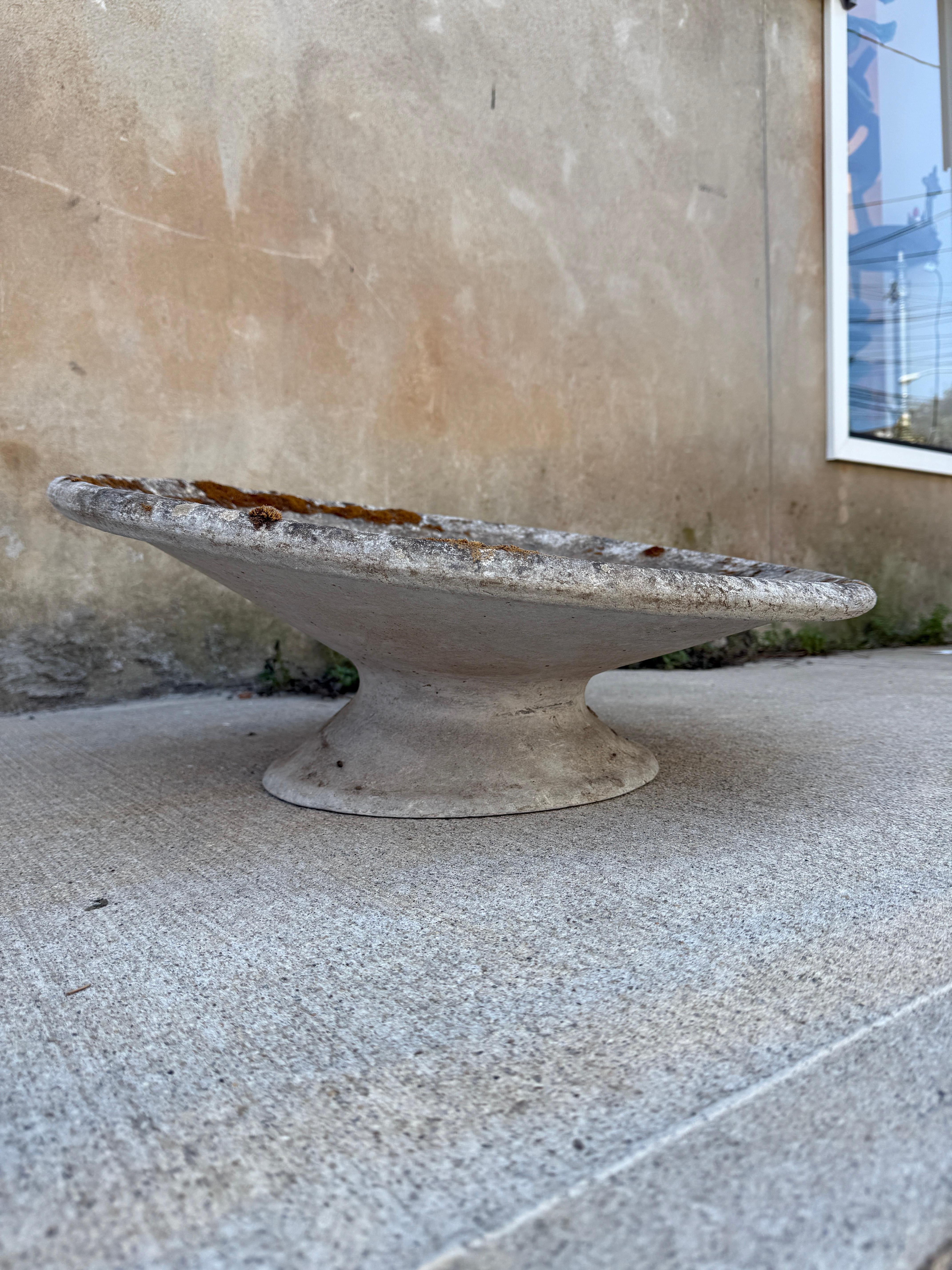 Svizzero Vaso a piattino inclinato in cemento di Willy Guhl in vendita