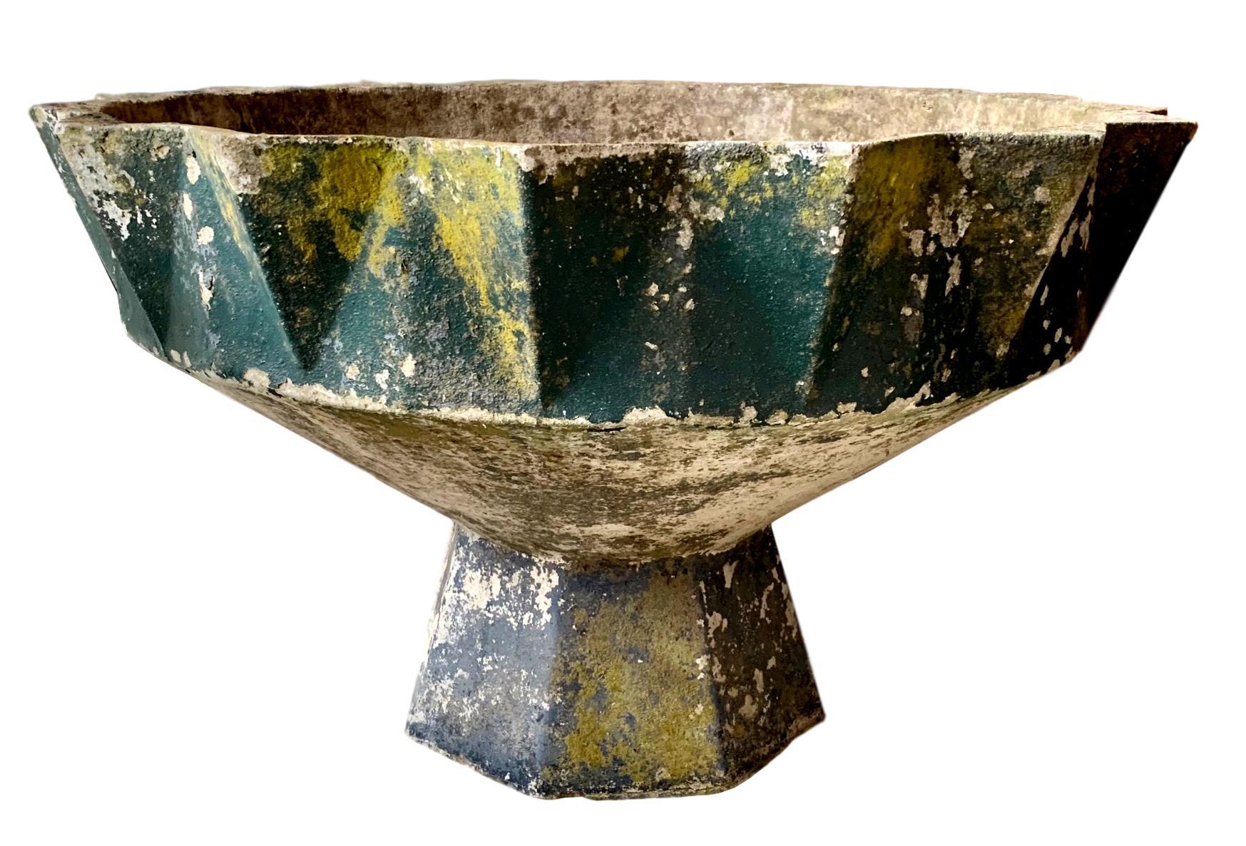 Unique concrete planter by Swiss architect Willy Guhl. Planter in the shape of a chalice, with a faceted rim and base. Extremely rare. Great condition. Only one available.







 