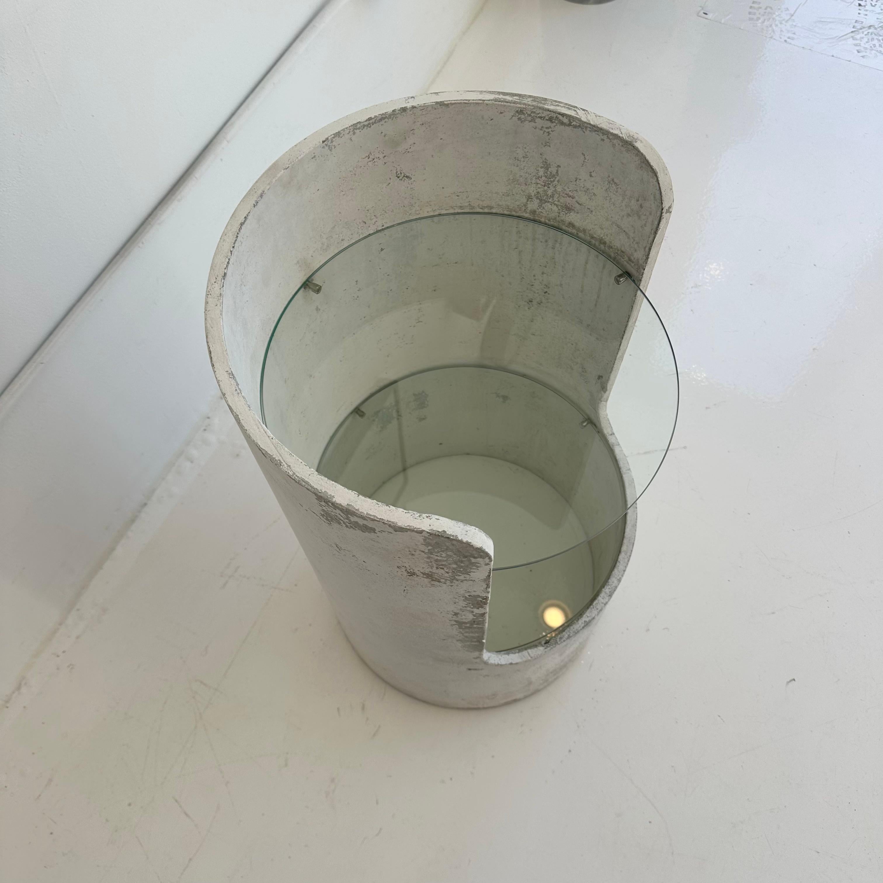 Willy Guhl Beistelltisch aus Beton und Glas, Schweiz, 1960er Jahre (Mitte des 20. Jahrhunderts) im Angebot