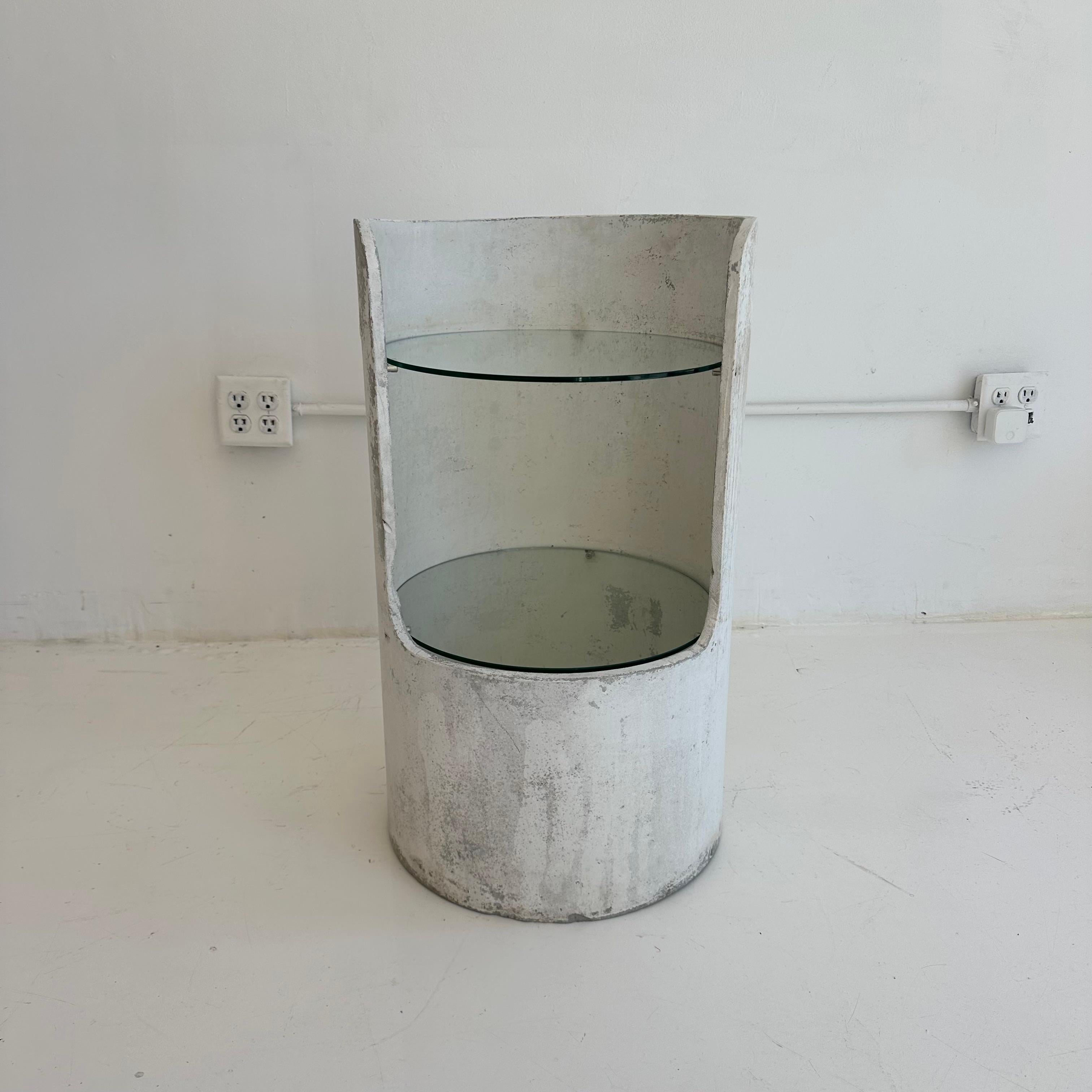 Industrietisch aus Beton von Willy Guhl für Eternit, ausgestattet mit neuen Glasscheiben für jedes Regal. Dieser Tisch ist aus einem einzigartigen Betonfaserzement hergestellt, der an die Zeit erinnert, in der er hergestellt wurde. 

Dieser seltene