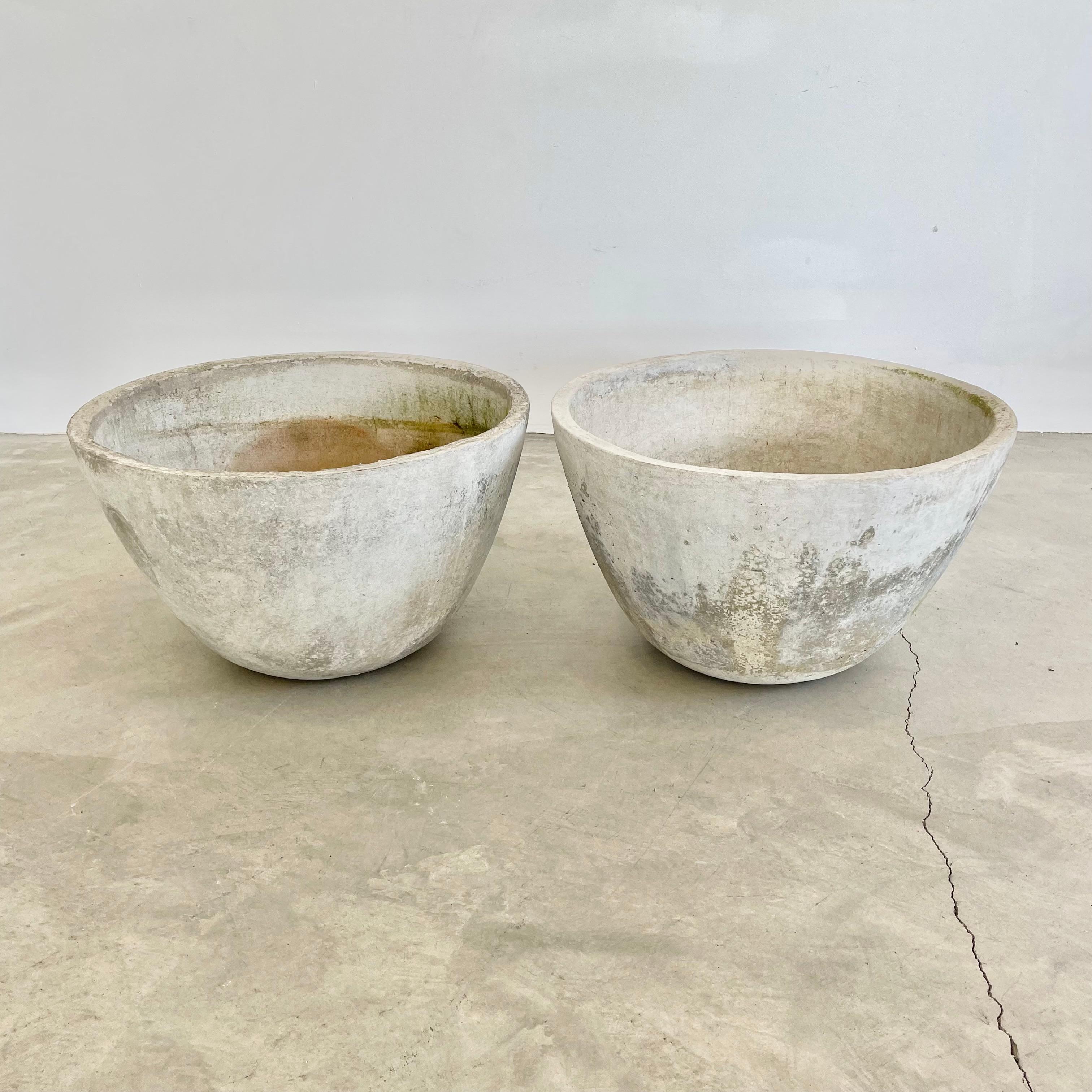 Tall concrete bowl planter by Willy Guhl. Handmade in Switzerland, early 1960s. Decades of patina to concrete. Good vintage condition. Drainage holes in the base. Unusual shape and size. Only one still available.
 

     