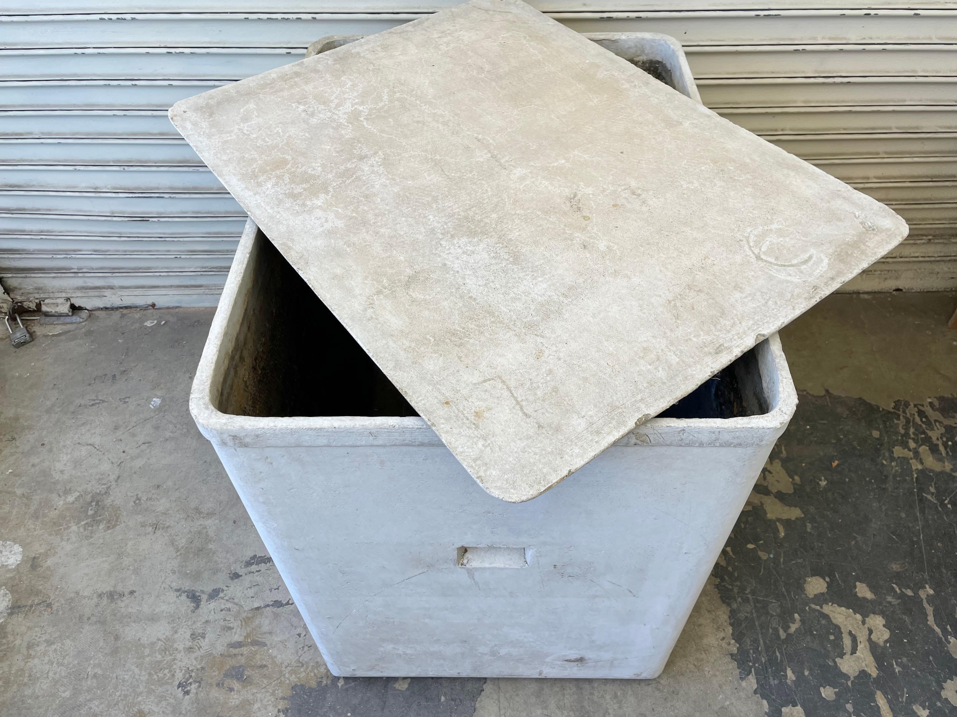 Monumental concrete box by Swiss designer Willy Guhl. Two sides with indented handles and two sides are flat concrete. Removable concrete lid. Functional piece, ideal for outdoor or indoor storage. Perfect for hiding gardening materials, tools,