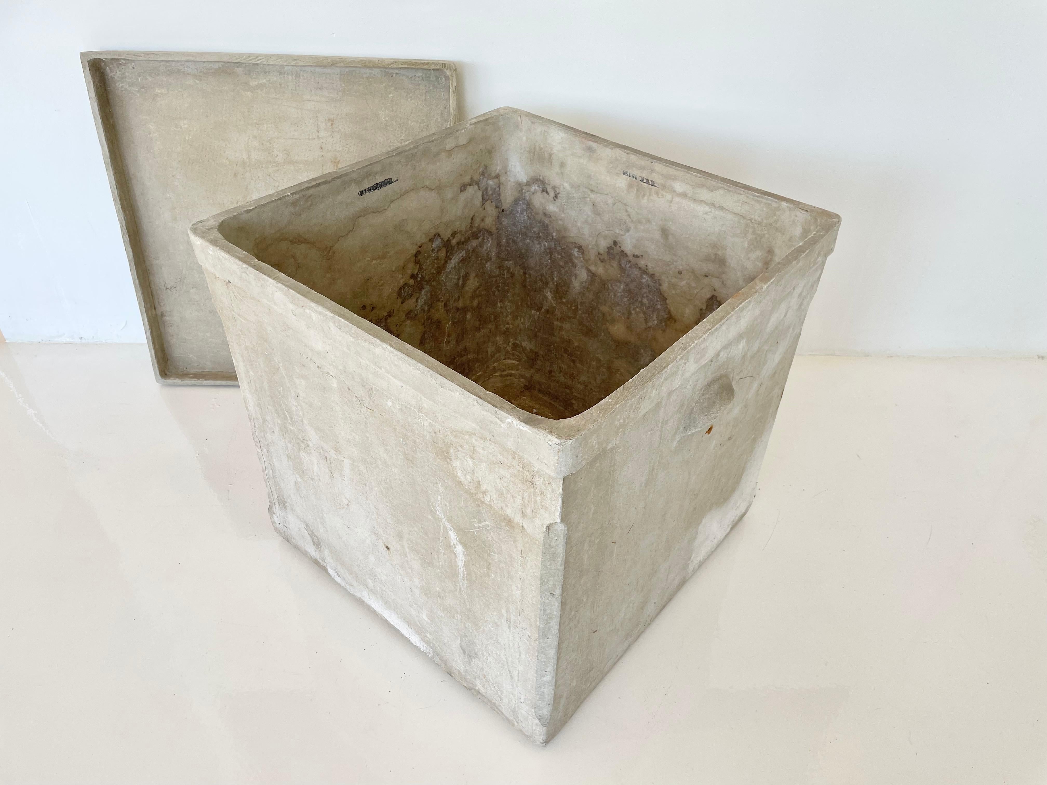 Sculptural concrete crate by Willy Guhl. Handmade in Switzerland, in the 1960s. Rounded rectangular frame with indented ridge. With matching removable lid/cover. Great for outside storage. Very good condition. Great patina.