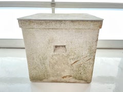 Caja de hormigón Willy Guhl con tapa